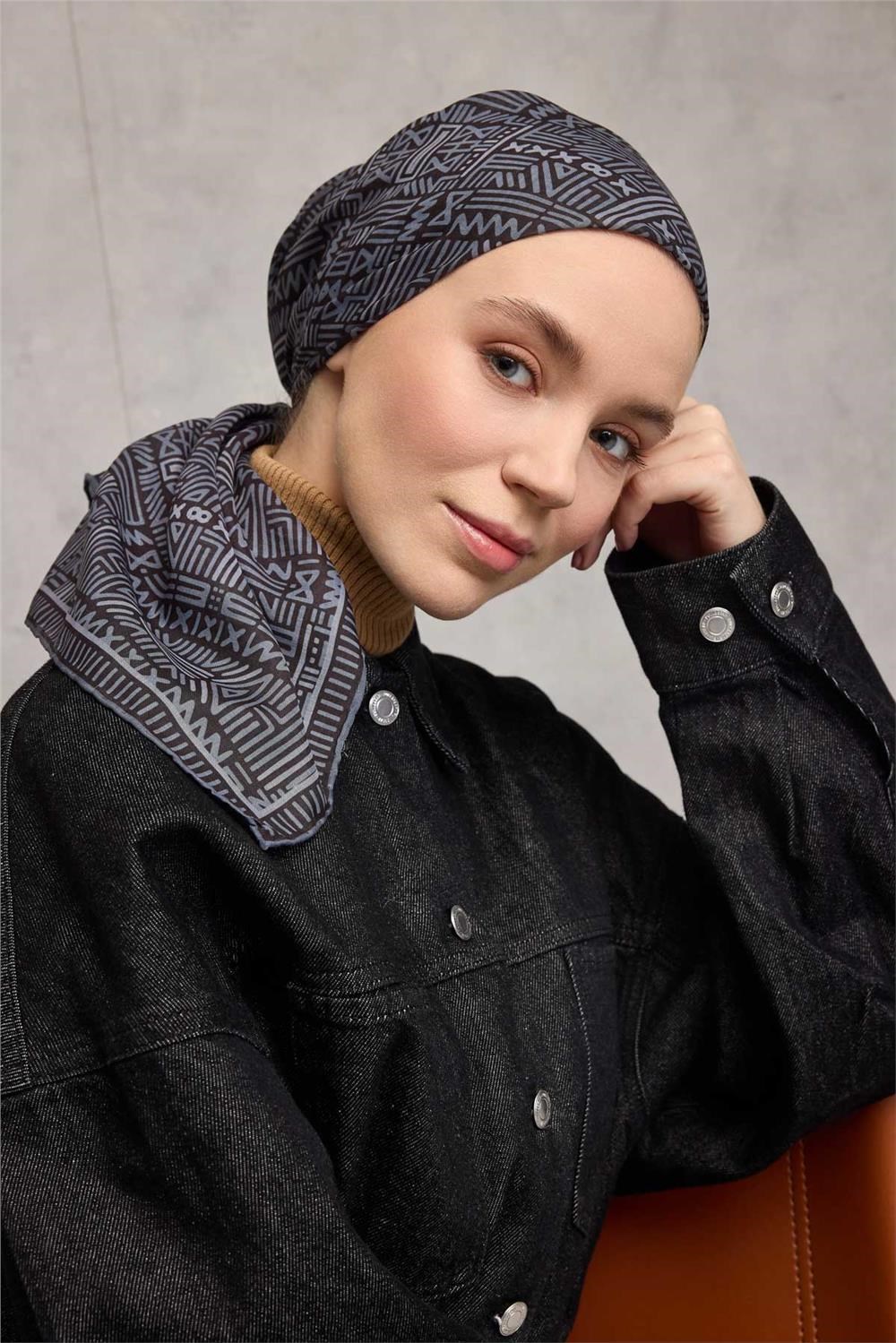 Pamuk Polyester Soft Eşarp Koyu Siyah Geometrik Desenli Kaymaz Dokulu Tok Duruşlu 90x90