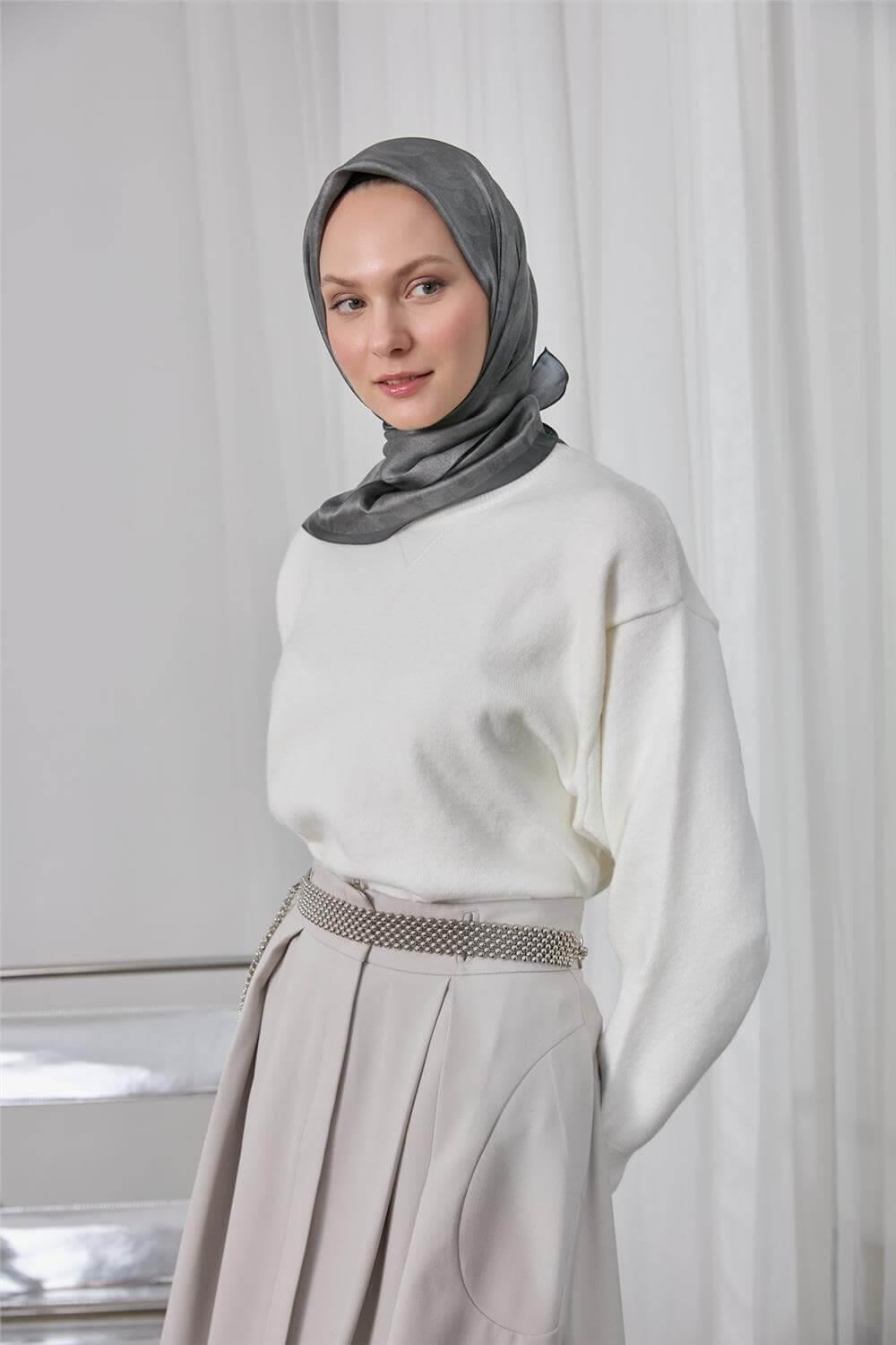 Polyester Karışımlı Shiny Eşarp Gri Etnik Desenli Parlak Dokulu 90x90