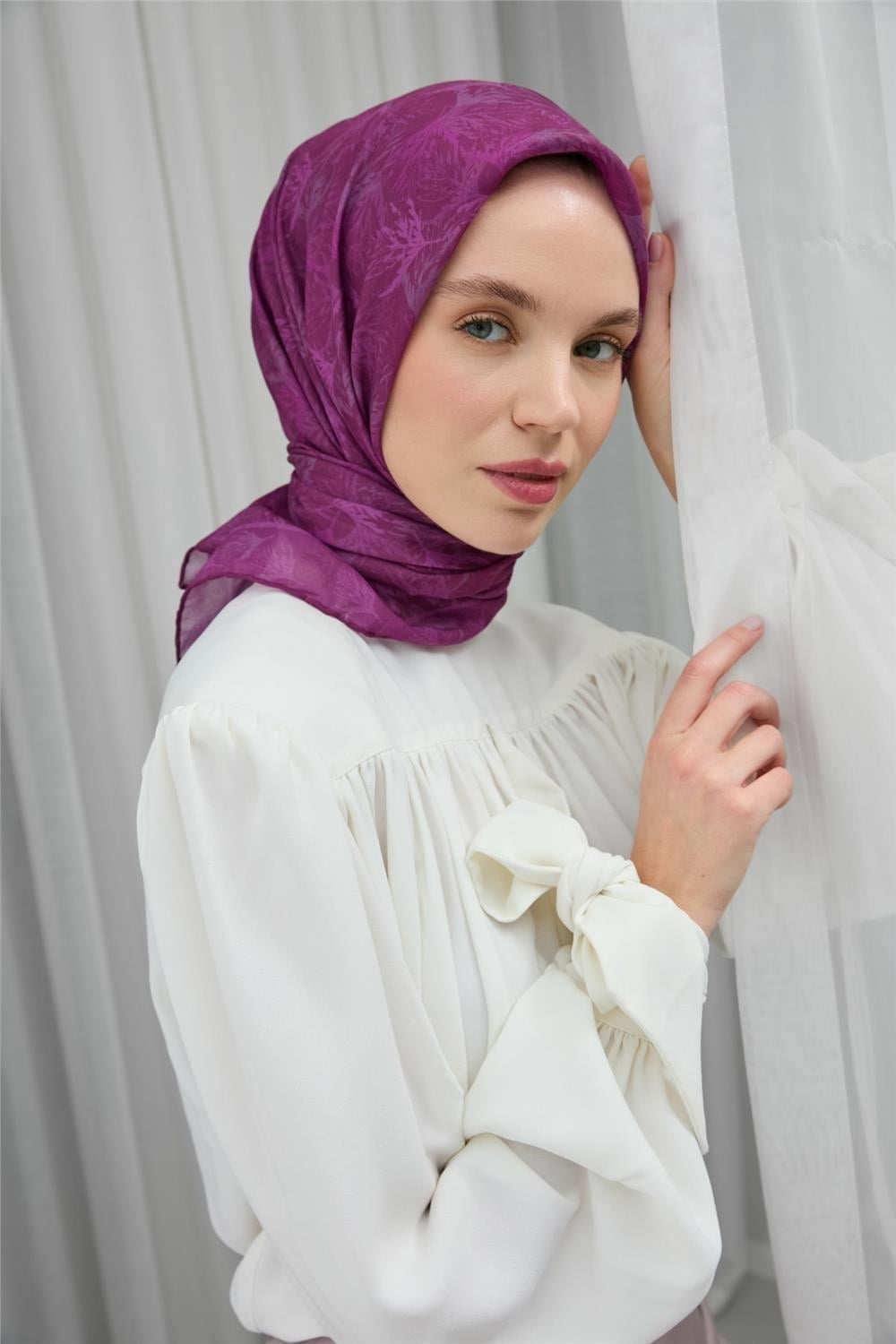 Soft Pamuk Eşarp Koyu Mor Yaprak Desenli Hafif Tok Duruşlu 90x90