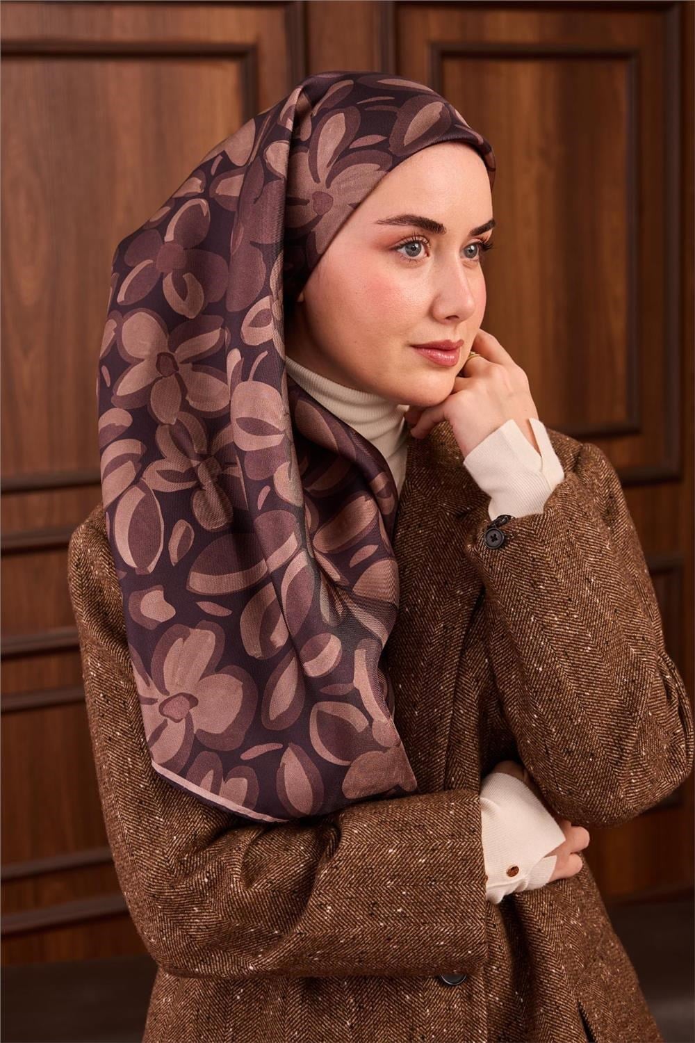 Twill İpek Eşarp Acı Kahve Vizon Kahverengi Papatya Desenli Tok Duruşlu 90x90