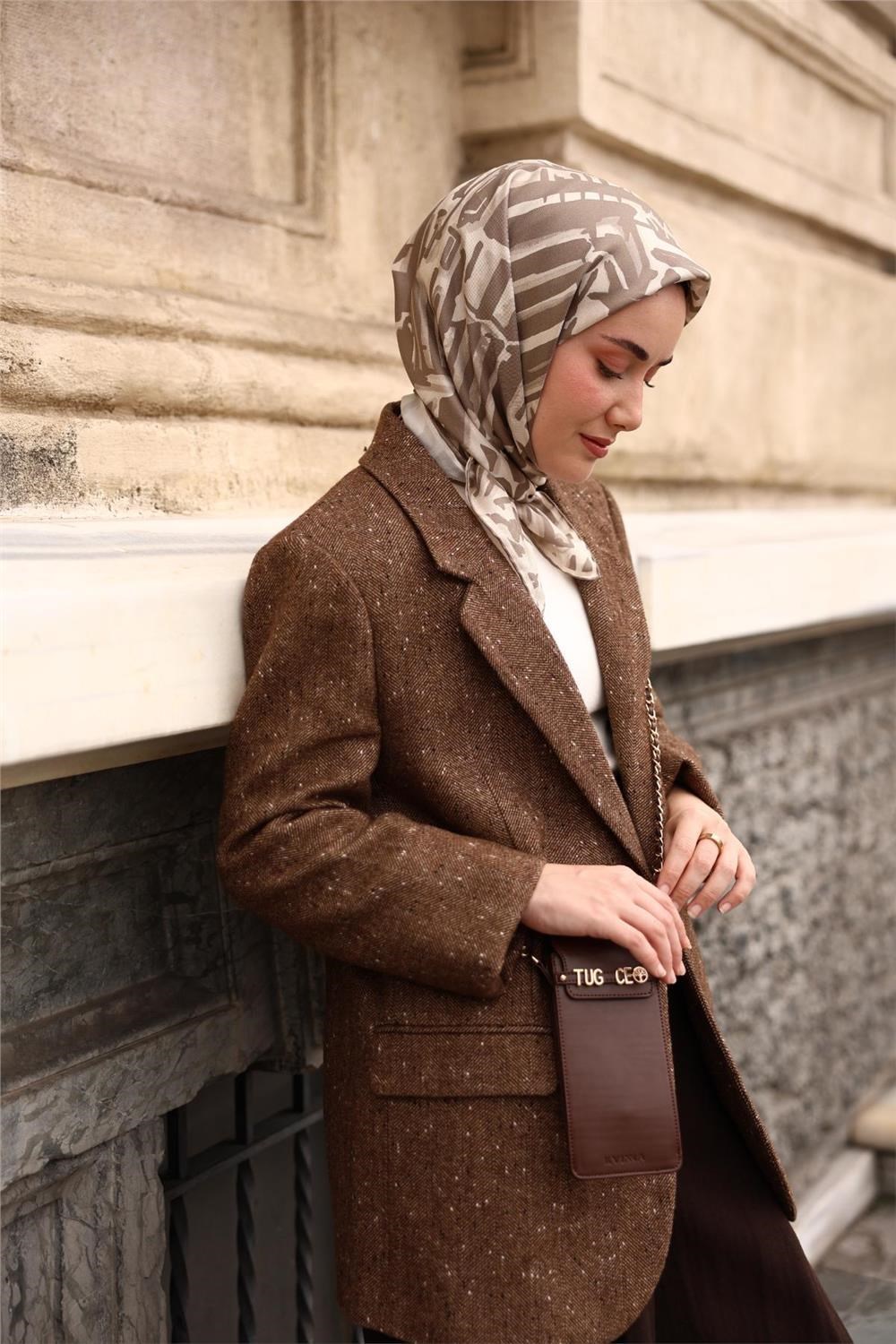 Twill İpek Eşarp Bej–Gri Desenli Tok Duruşlu 90x90