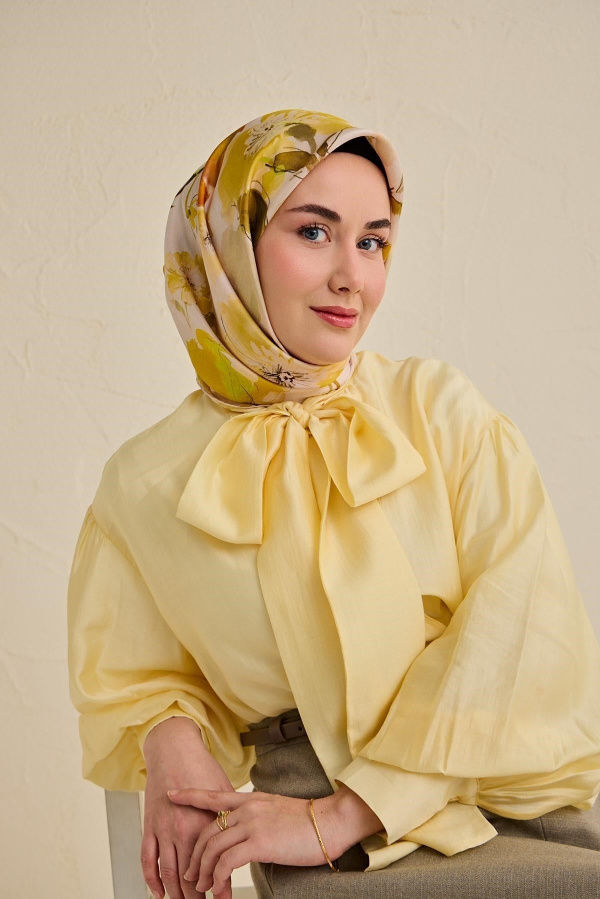 Twill İpek Eşarp Çiçek Desen Kırık Beyaz 90x90