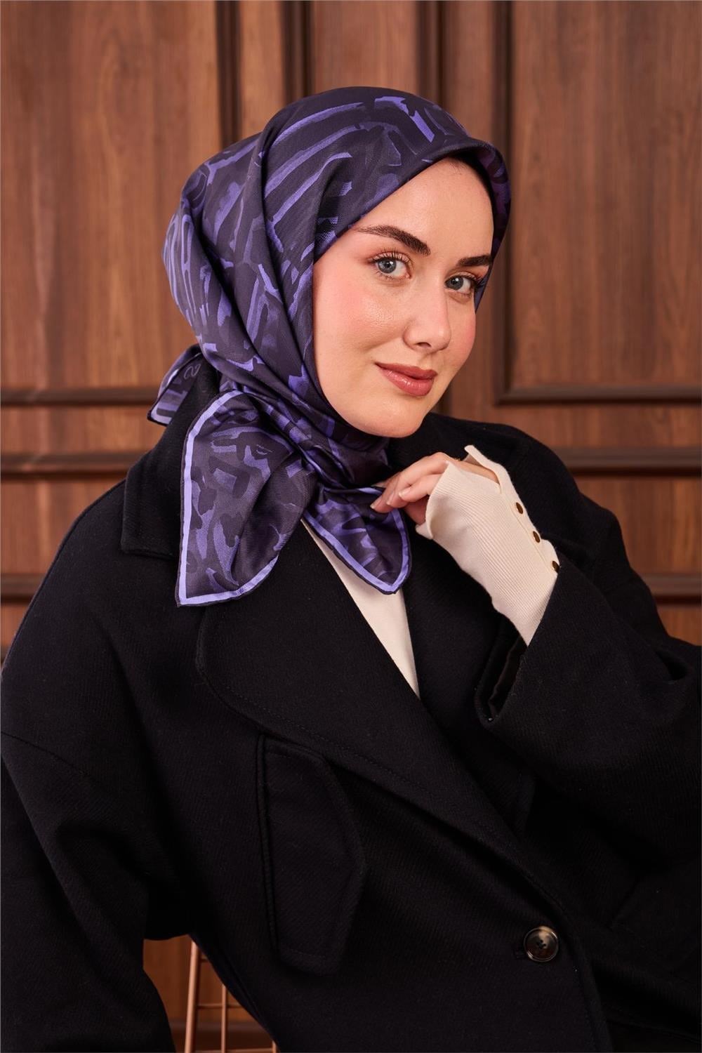 Twill İpek Eşarp Fosfor Mor–Lacivert–Füme Desenli Tok Duruşlu 90x90