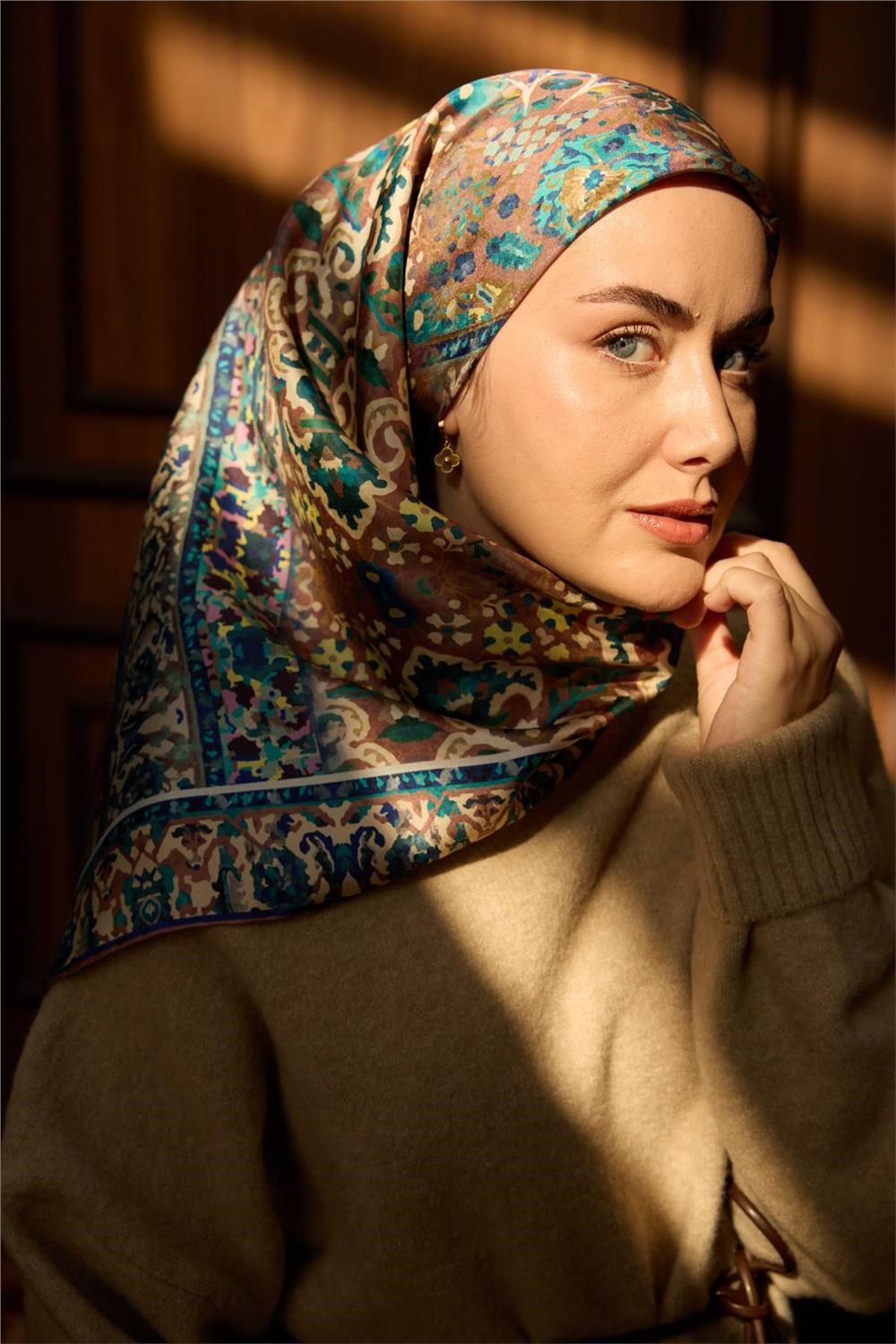 Twill İpek Eşarp Gül Kurusu-Mavi Desenli Kaymaz Tok Duruşlu 90x90