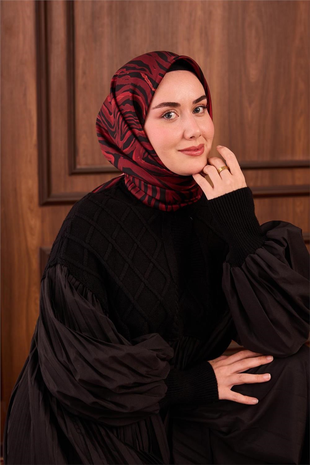 Twill İpek Eşarp Kırmızı Siyah Geometrik Desenli Tok Duruşlu 90x90