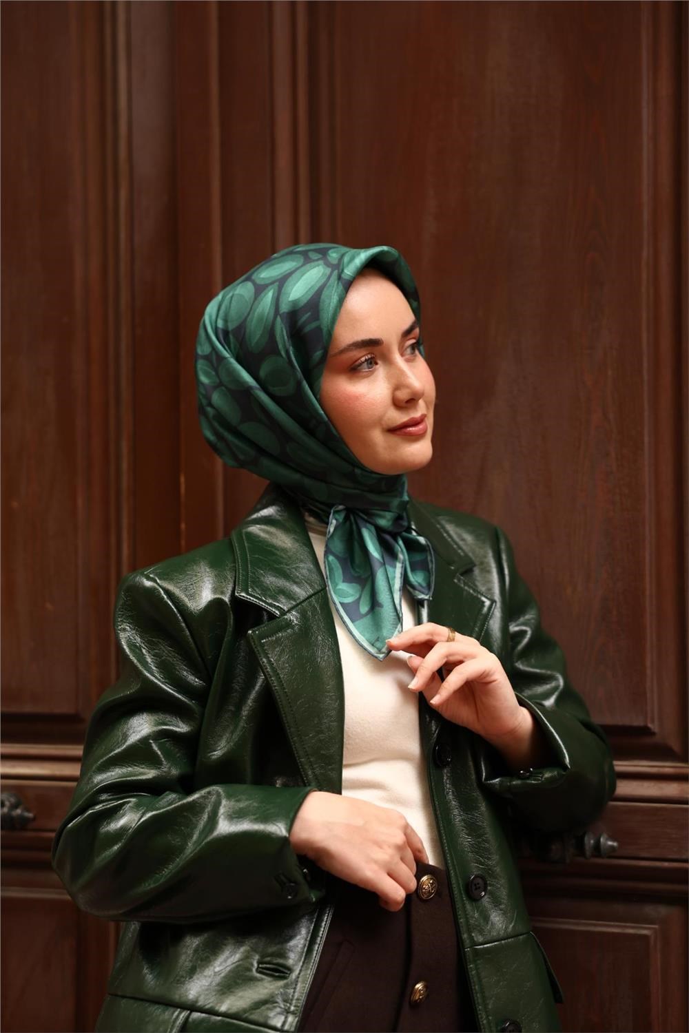 Twill İpek Eşarp Koyu Yeşil Çağla Papatya Desenli Tok Duruşlu 90x90