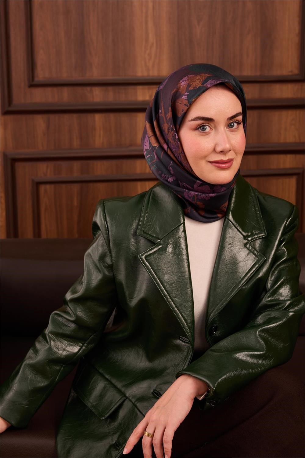Twill İpek Eşarp Koyu Yeşil–Eflatun Çiçek Desenli Tok Duruşlu 90x90
