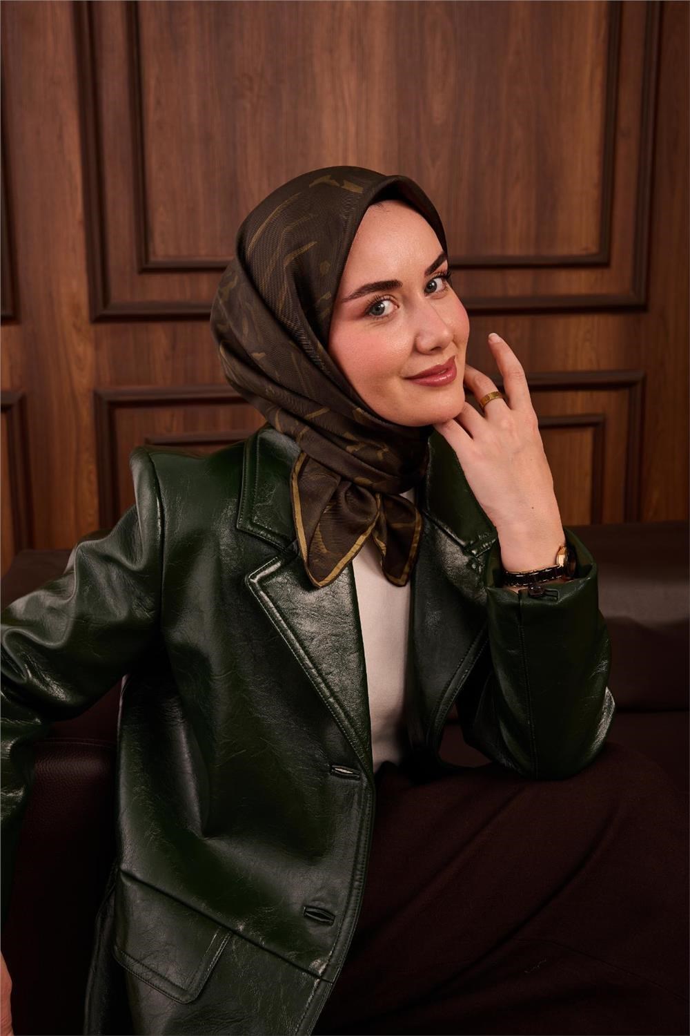 Twill İpek Eşarp Koyu Yeşil–Kına Yeşili–Olive Desenli Tok Duruşlu 90x90