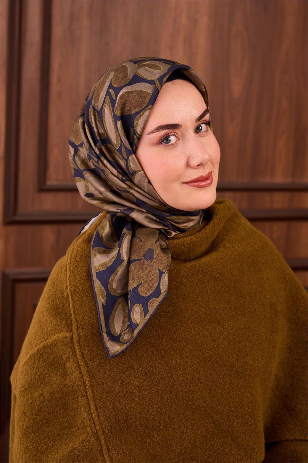Twill İpek Eşarp Lacivert Yeşil Vizon Papatya Desenli Tok Duruşlu 90x90