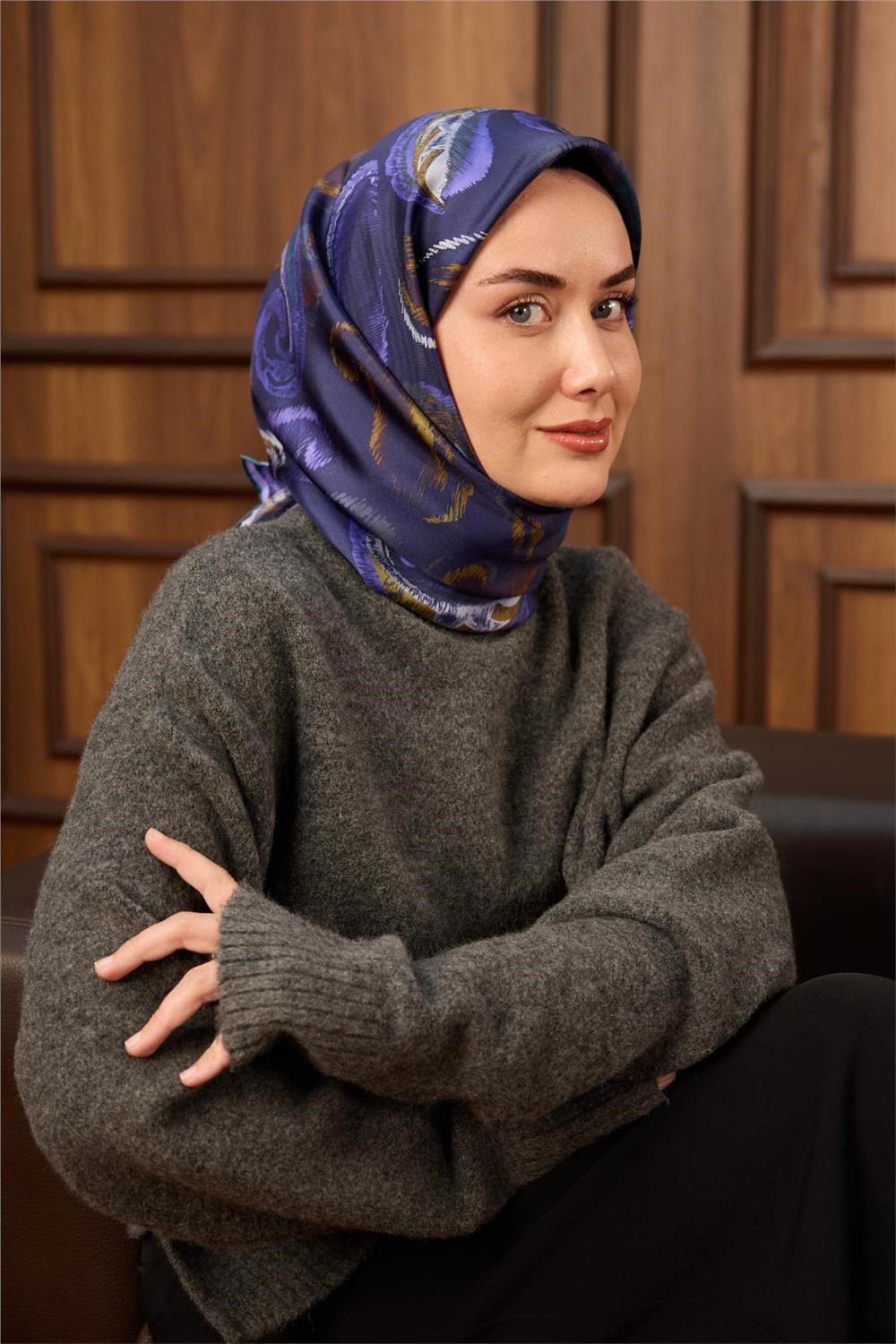 Twill İpek Eşarp Morcivert–Lila Desenli Tok Duruşlu 90x90