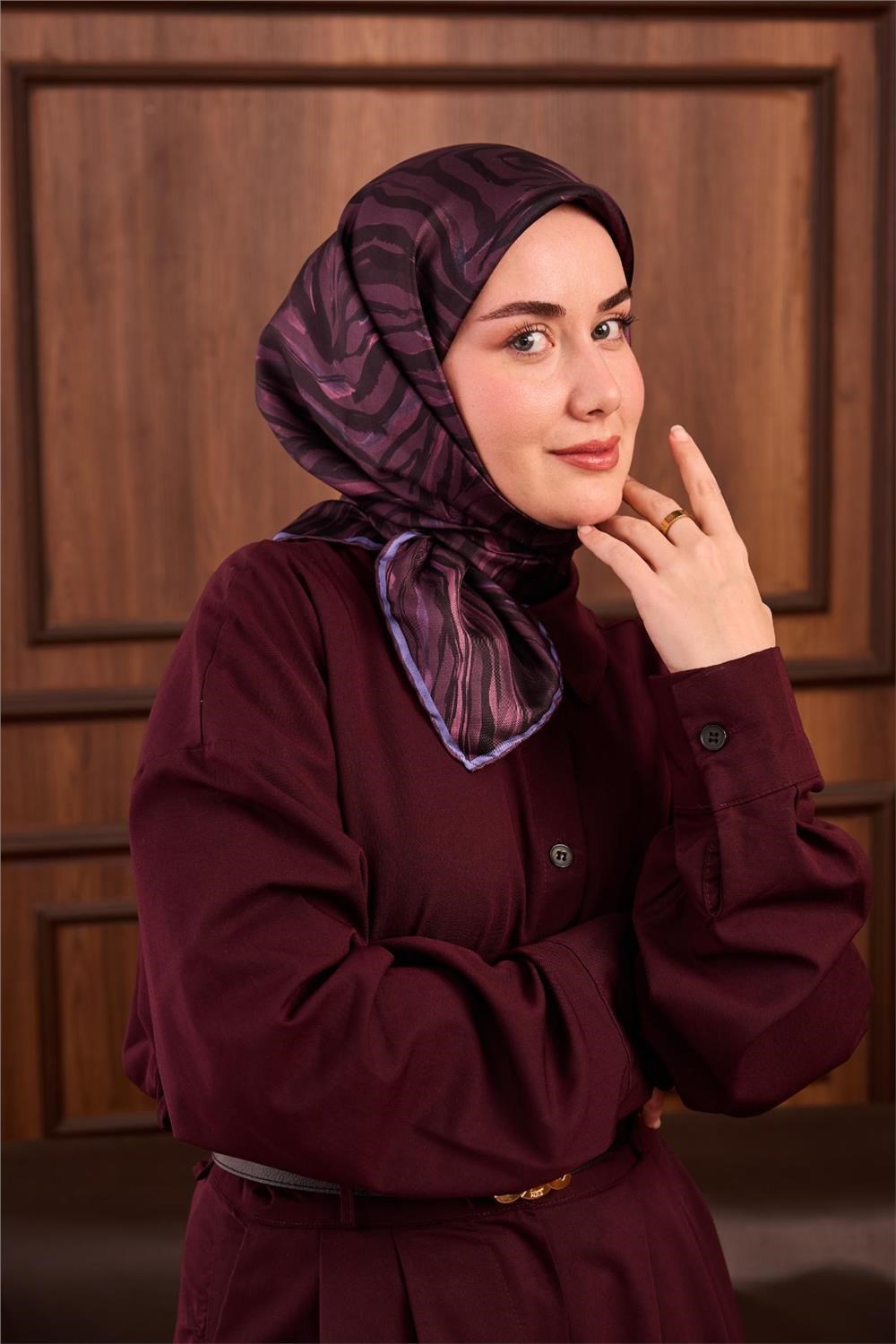 Twill İpek Eşarp Mürdüm Eflatun Geometrik Desenli Tok Duruşlu 90x90