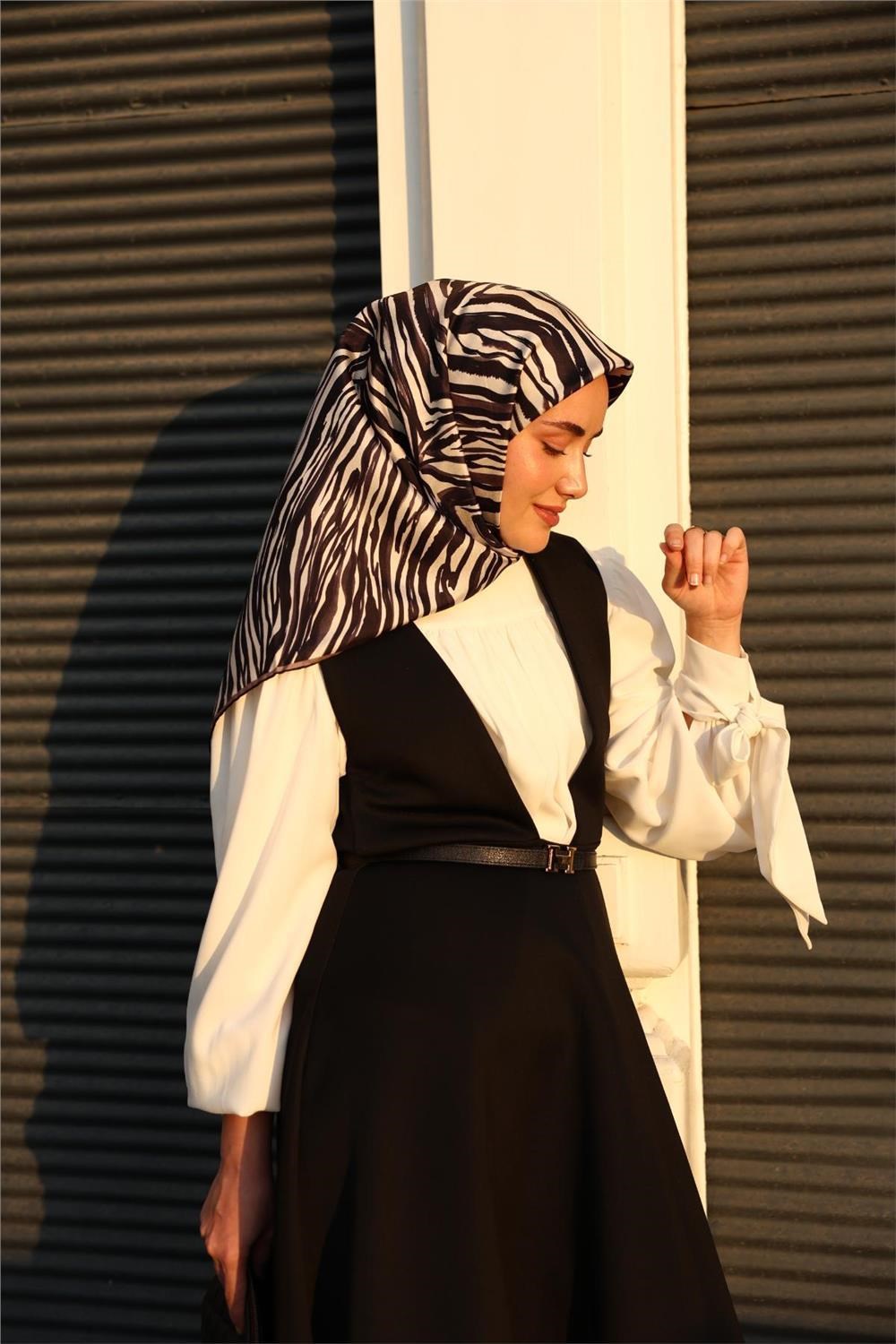 Twill İpek Eşarp Siyah Ekru Antrasit Dalga Desenli Tok Duruşlu 90x90