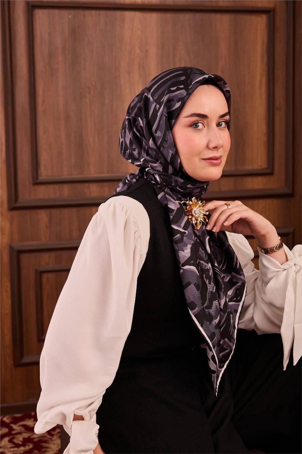 Twill İpek Eşarp Siyah–Çelik Mavi–Beyaz–Gümüş Desenli Tok Duruşlu 90x90
