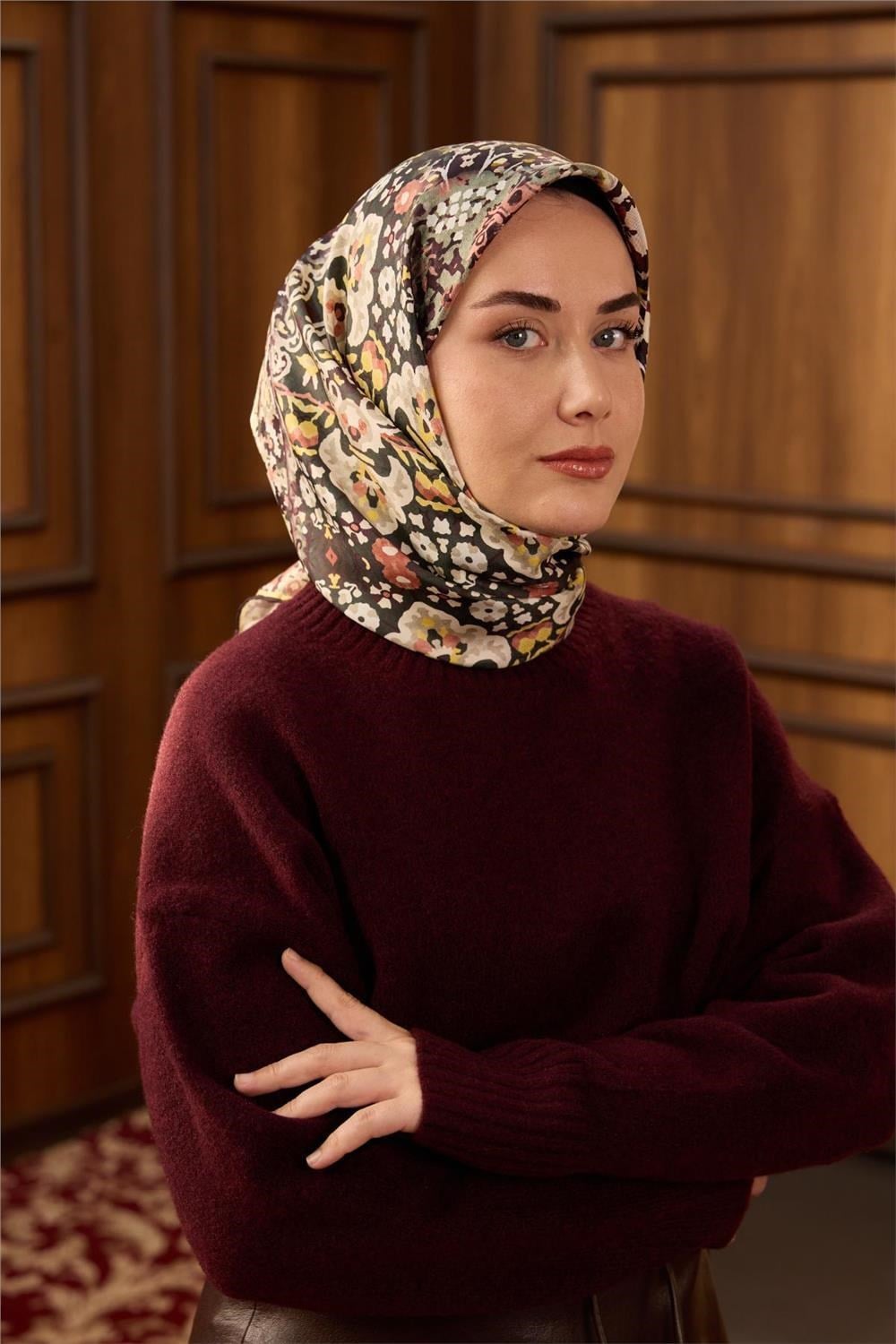 Twill İpek Eşarp Soluk Yeşil–Sarı Desenli Tok Duruşlu Kaymaz 90x90