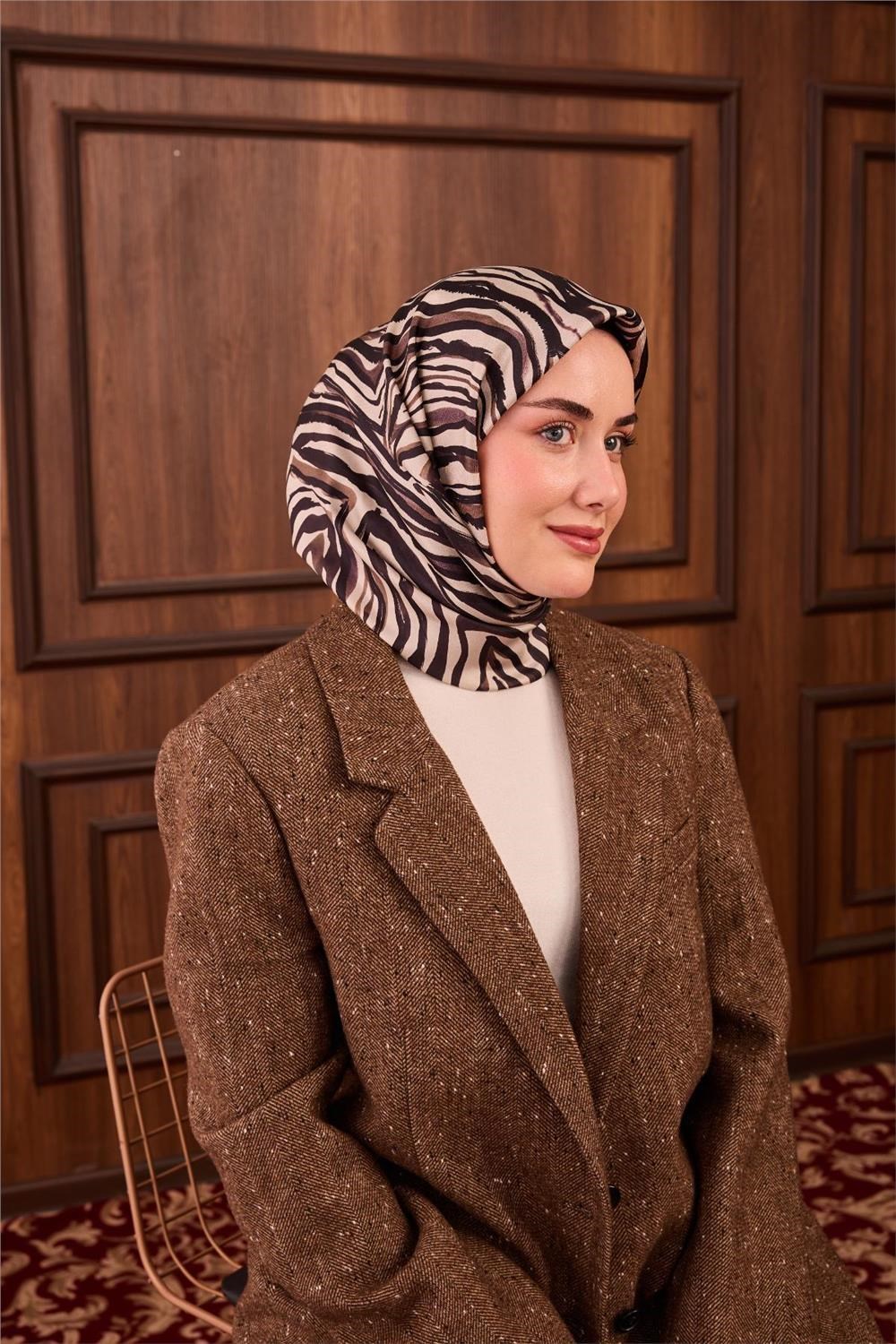 Twill İpek Eşarp Taş Vizon Geometrik Desenli Tok Duruşlu 90x90