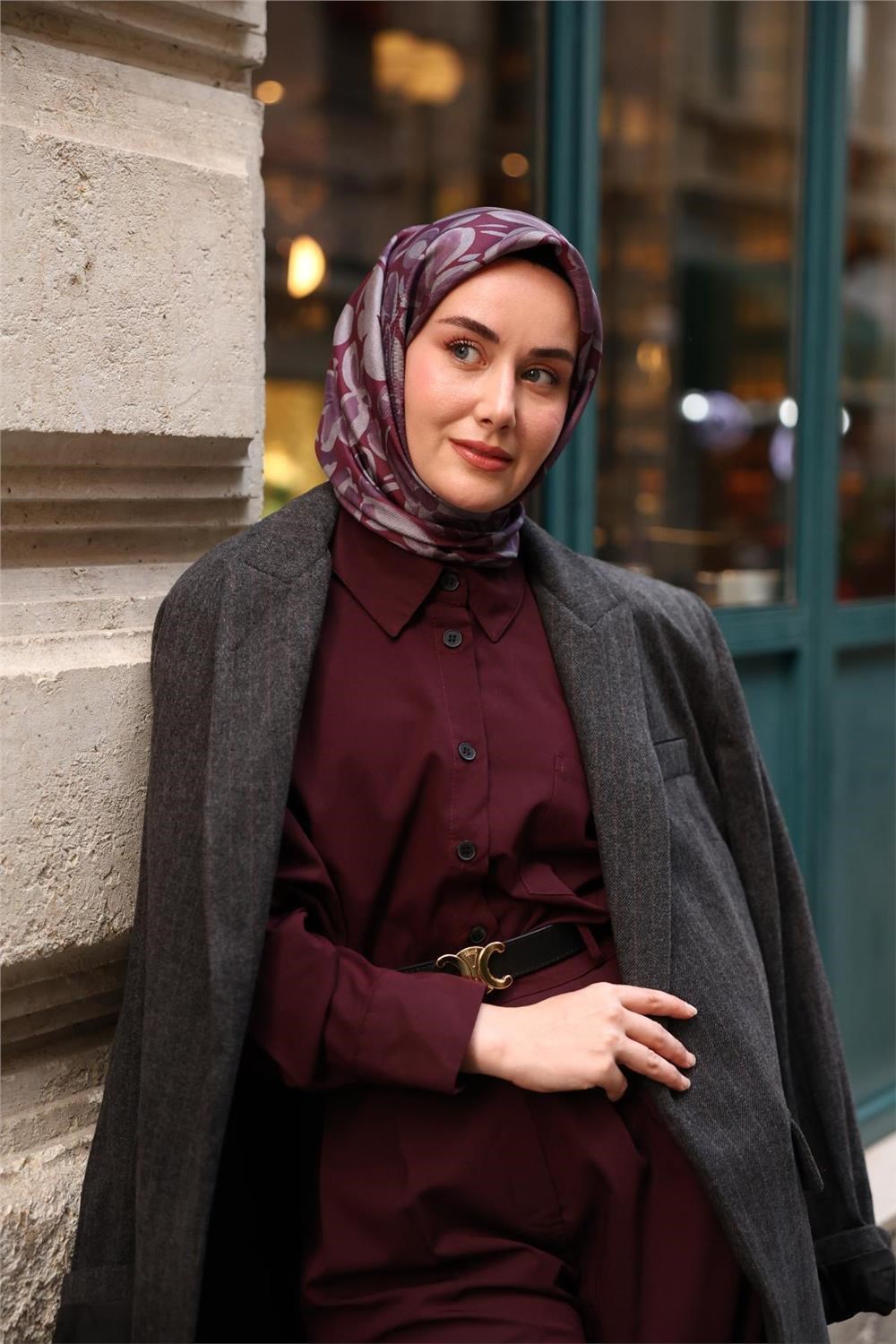 Twill İpek Eşarp Vişne Çürüğü Gri Eflatun Papatya Desenli Tok Duruşlu 90x90