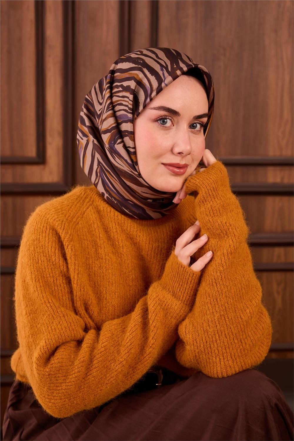 Twill İpek Eşarp Vizon Kehribar Geometrik Desenli Tok Duruşlu 90x90