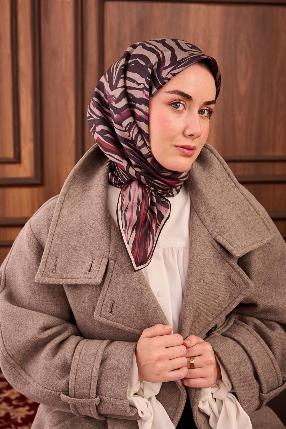 Twill İpek Eşarp Vizon Kırmızı Geometrik Desenli Tok Duruşlu 90x90