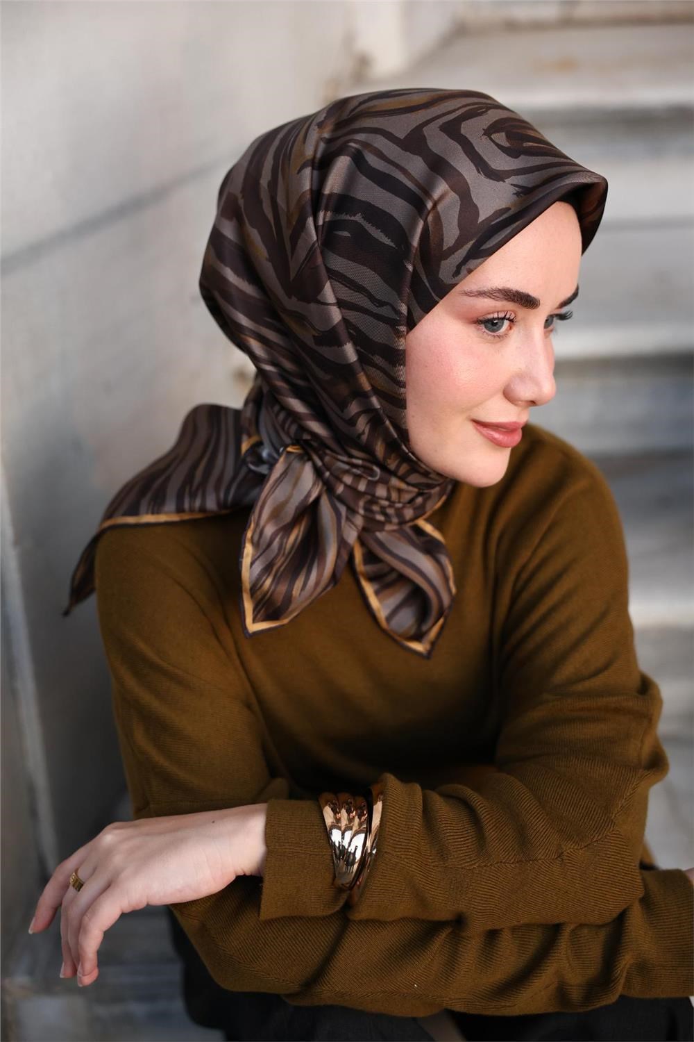 Twill İpek Eşarp Yeşil Gri-Kahve Geometrik Desenli Tok Duruşlu 90x90