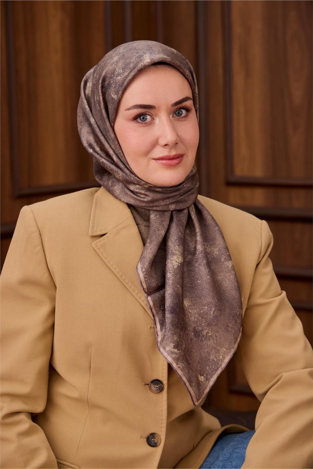 Twill İpek Eşarp Yeşil Kahve–Vizon Desenli Tok Duruşlu 90x90