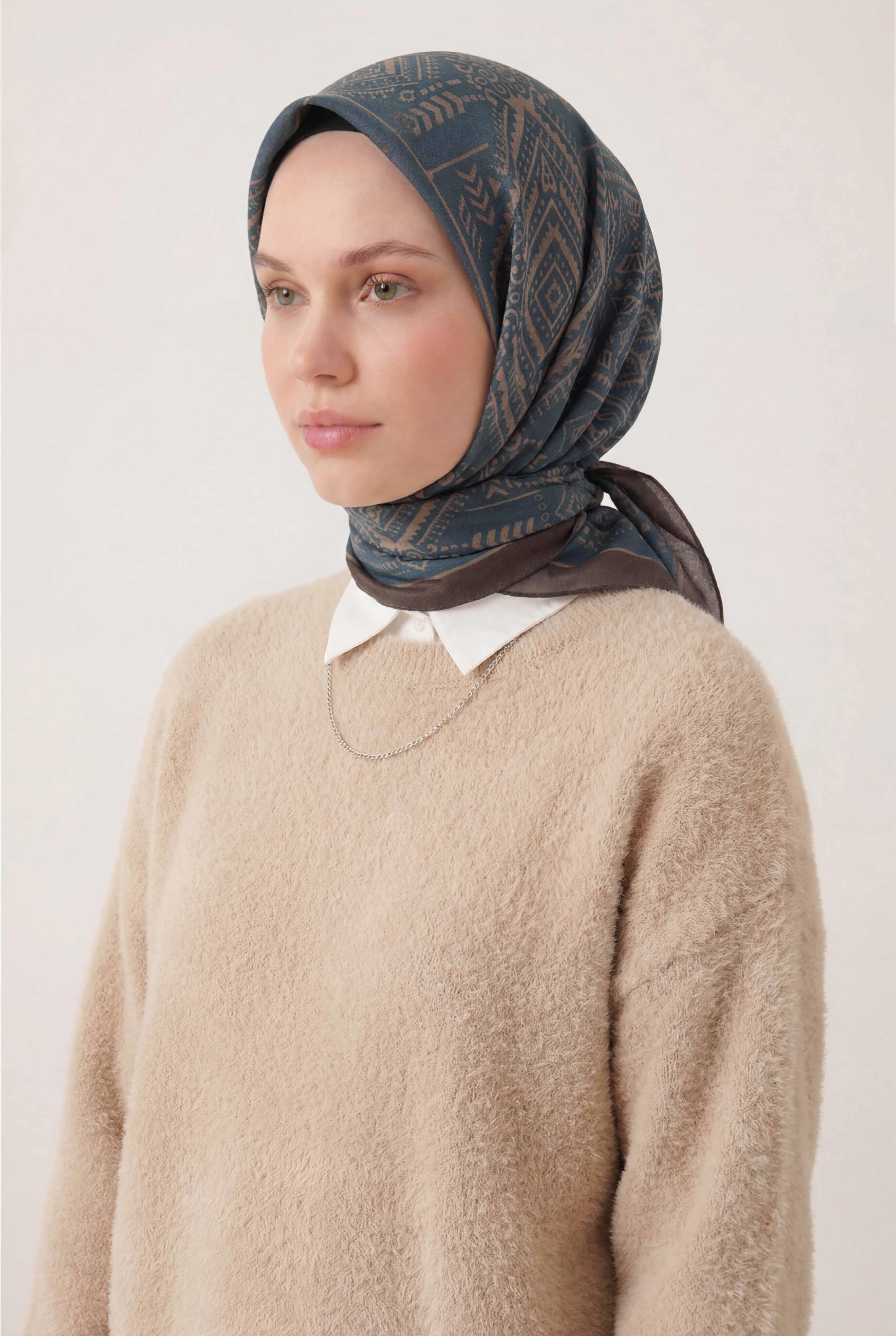 Viskon Velora Eşarp Dört Mevsim Kilim Desen Petrol Mavisi 90X90
