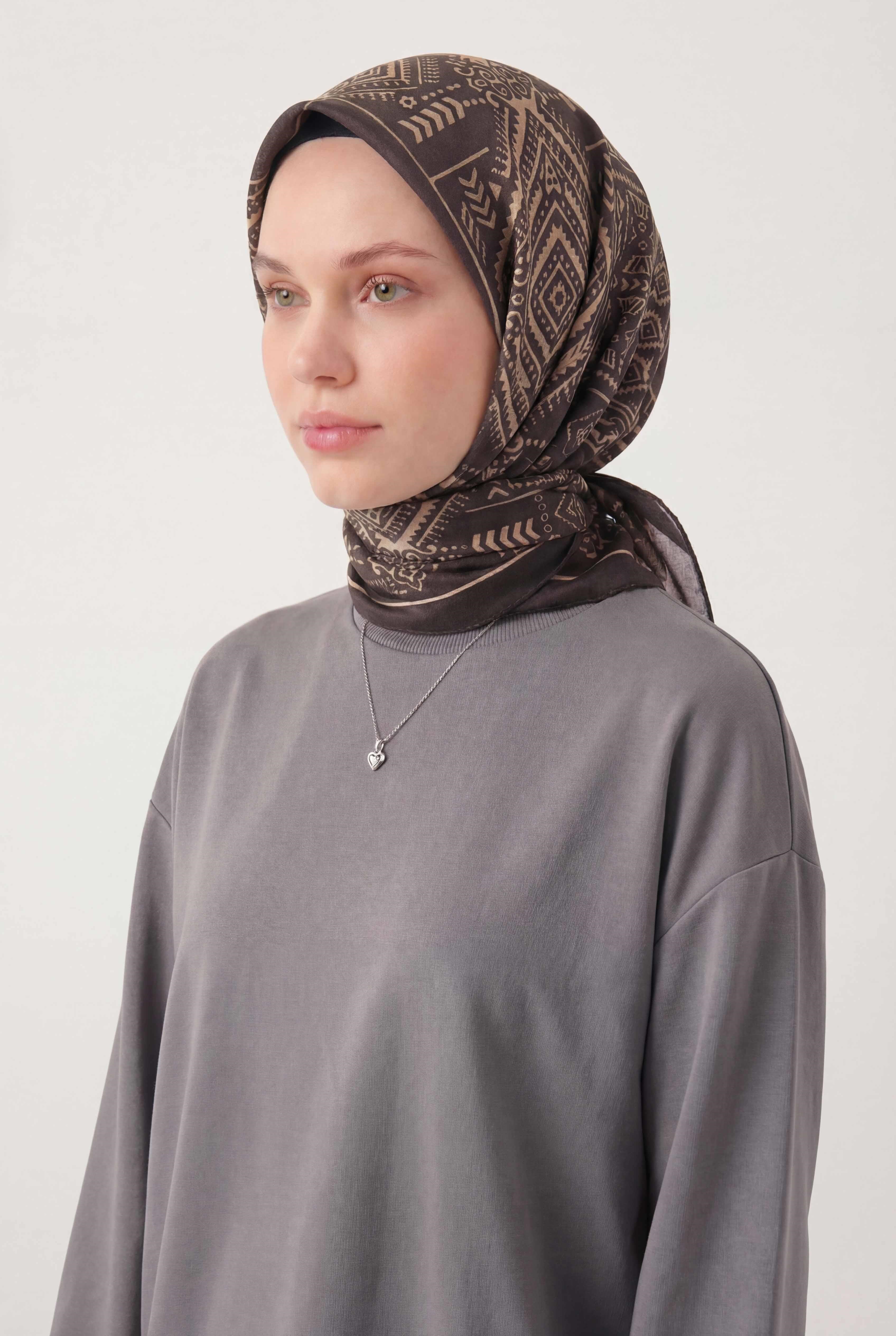 Viskon Velora Eşarp Dört Mevsim Kilim Desen Koyu Füme 90X90