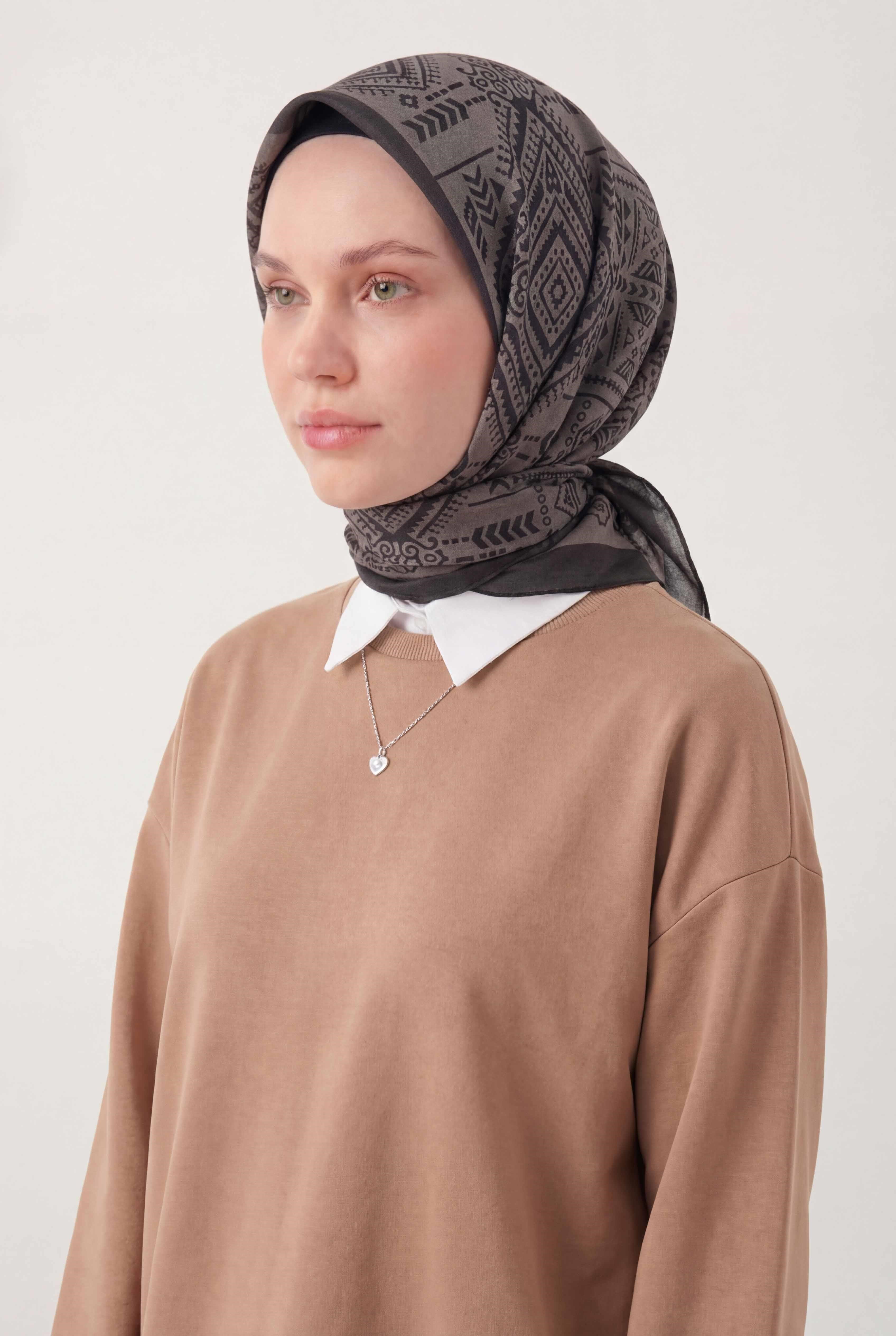 Viskon Velora Eşarp Dört Mevsim Kilim Desen Kahverengi 90X90