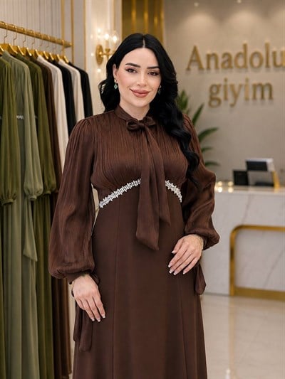 Organz Detay Fularlı Krep Elbise 5570 T-26 Kahverengi