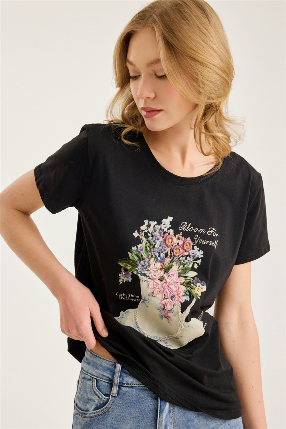 Çiçek Buketi Nakışlı Tshirt