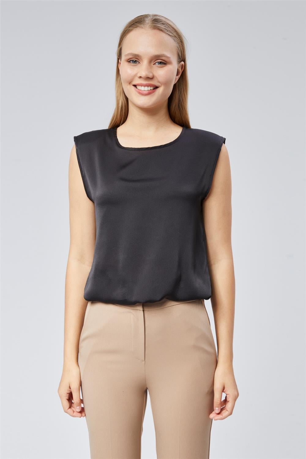 Eteği Lastikli Kolsuz Bluz