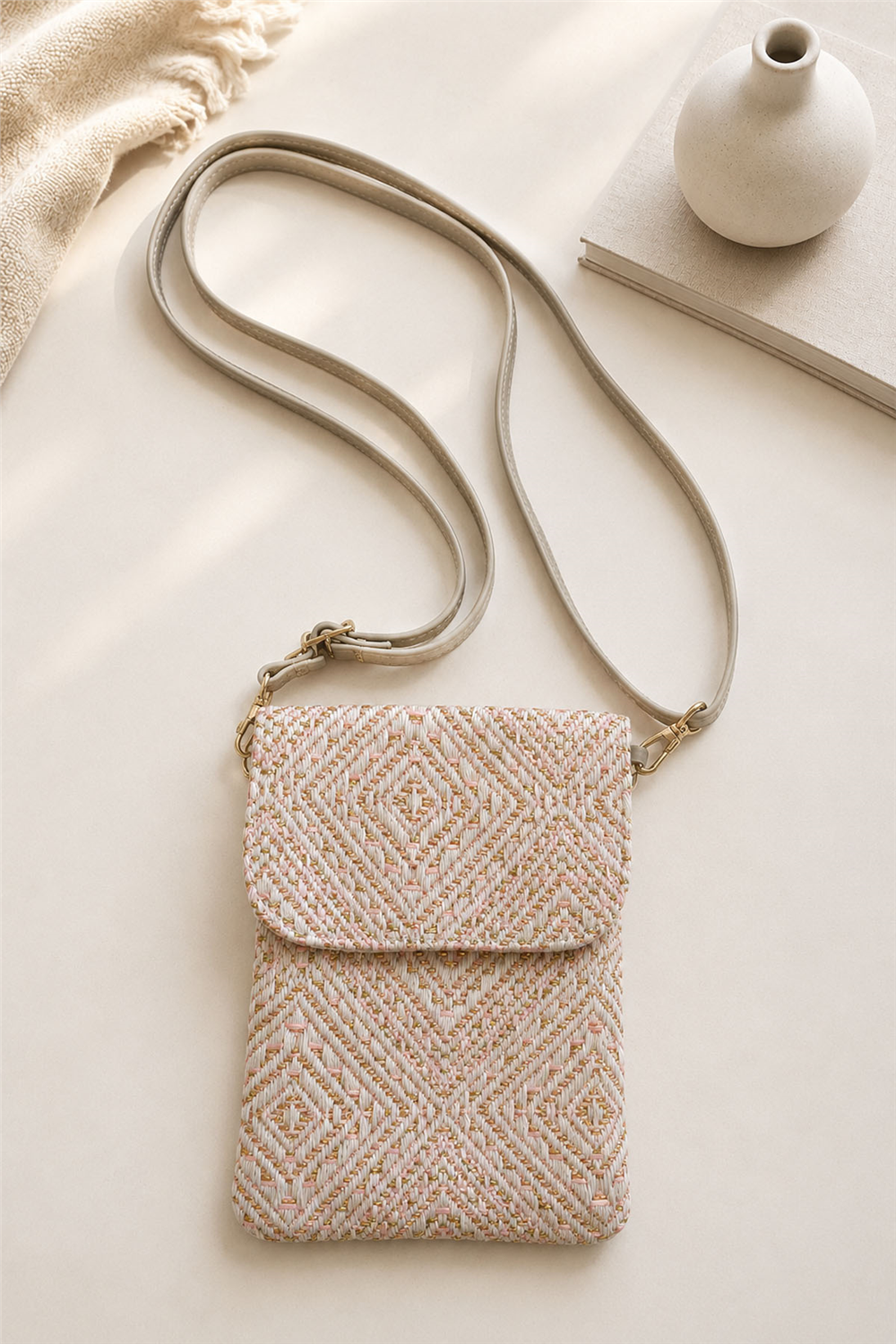 Mini Simli Kilim Desenli Yarım Kapak Omuz Askılı Çanta