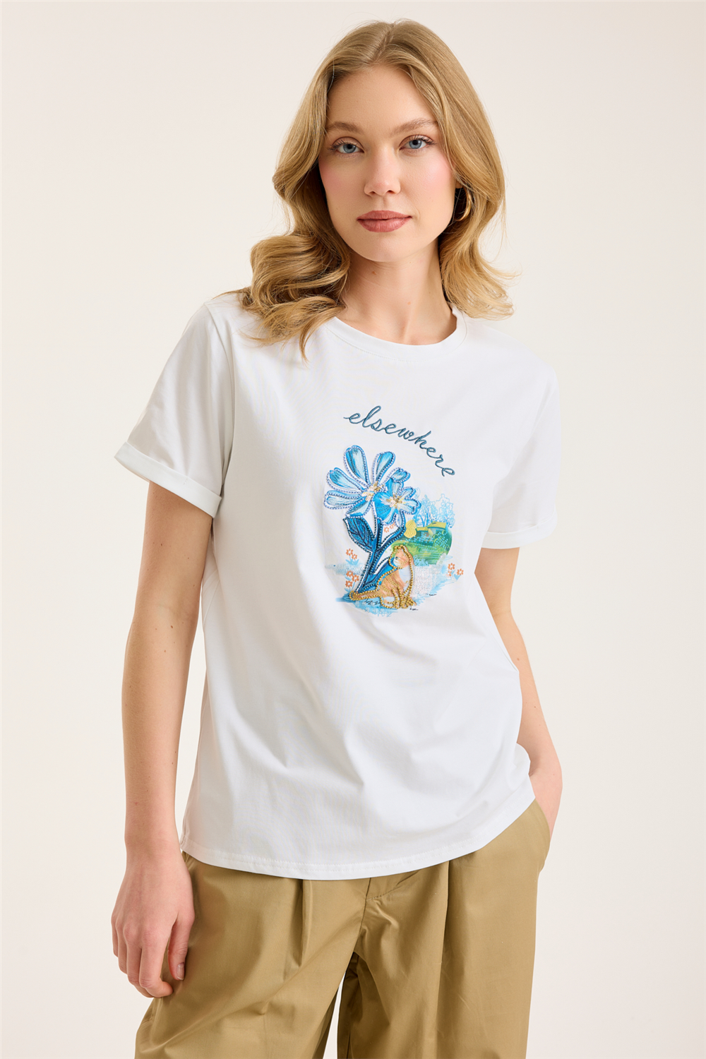 Kedili Çiçek Nakışlı Tshirt