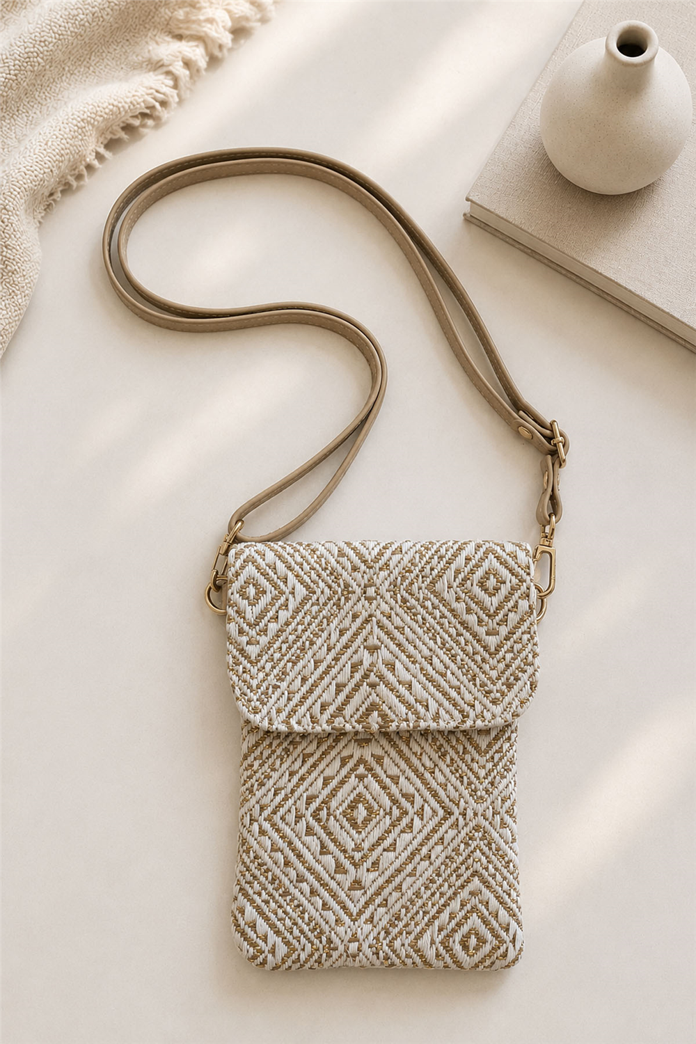 Mini Simli Kilim Desenli Yarım Kapak Omuz Askılı Çanta