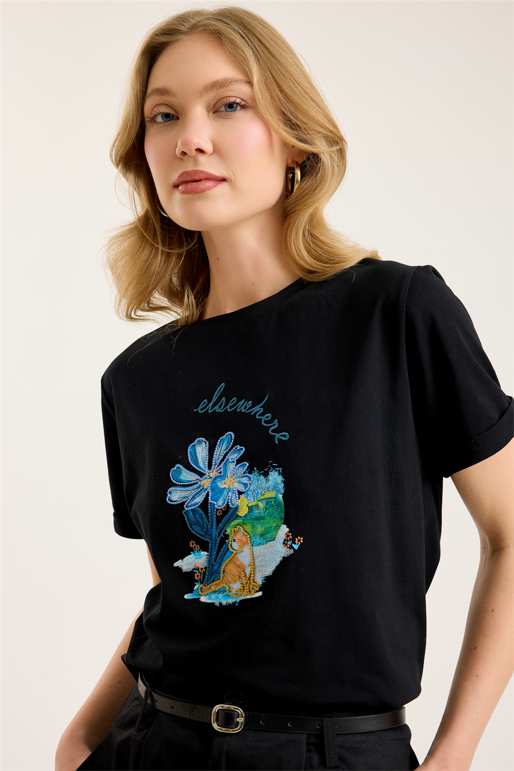 Kedili Çiçek Nakışlı Tshirt