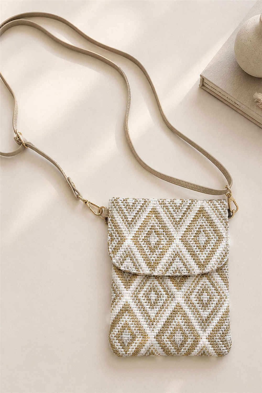 Mini Simli Kilim Desenli Yarım Kapak Omuz Askılı Çanta