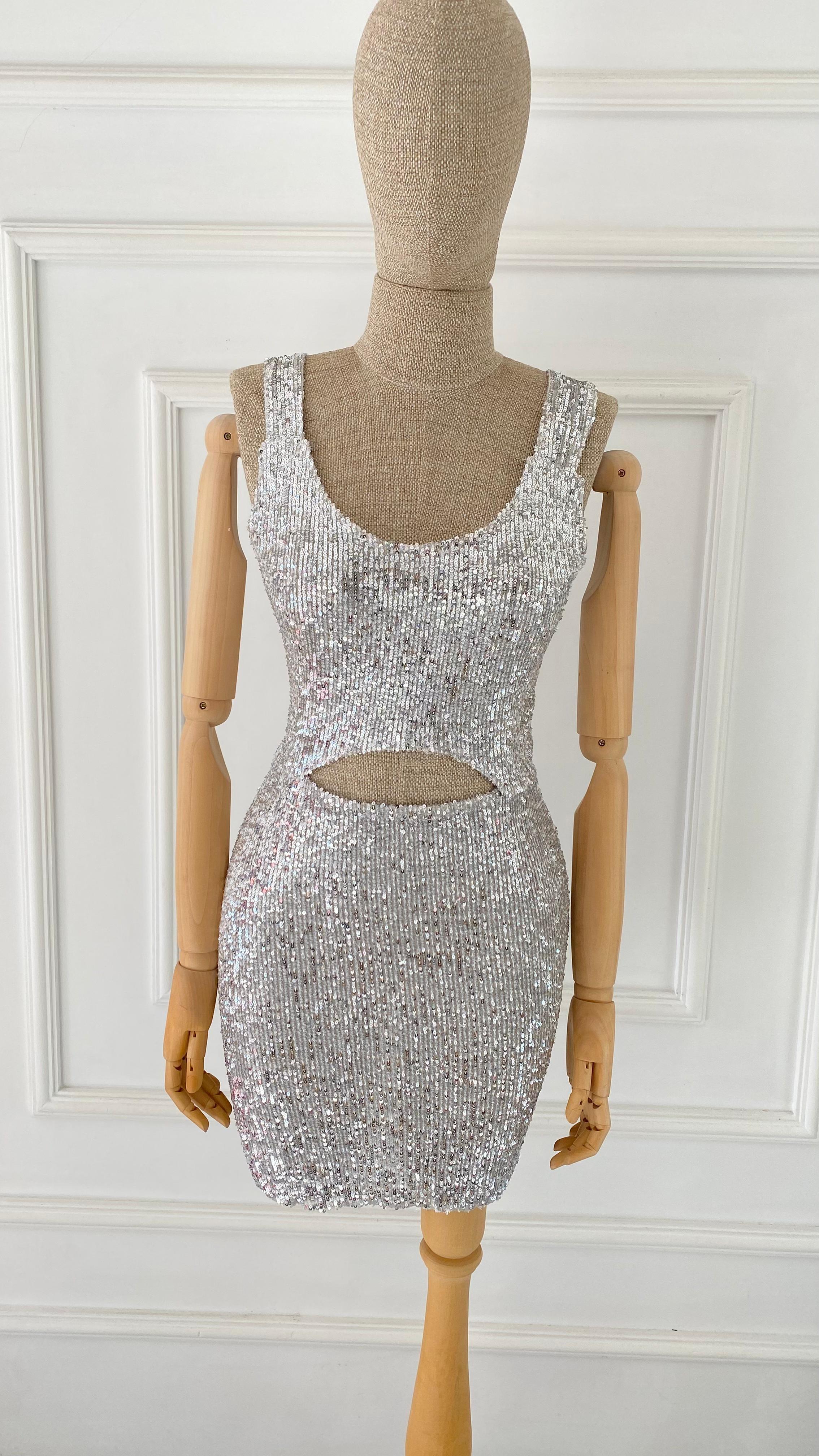 Göbek Dekolteli Payetli Gümüş Kısa Elbise