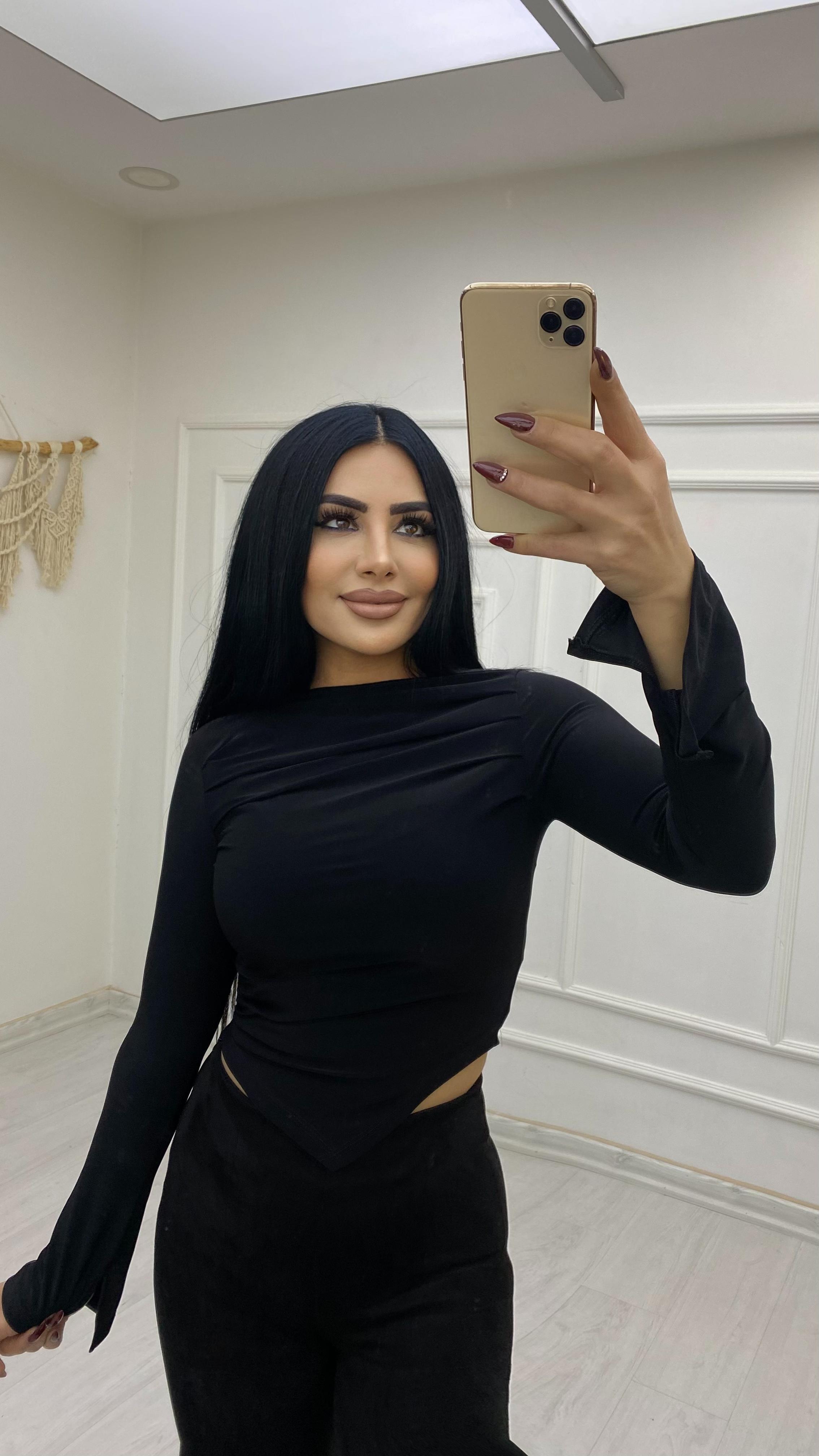 Kayık Yaka Siyah Bluz