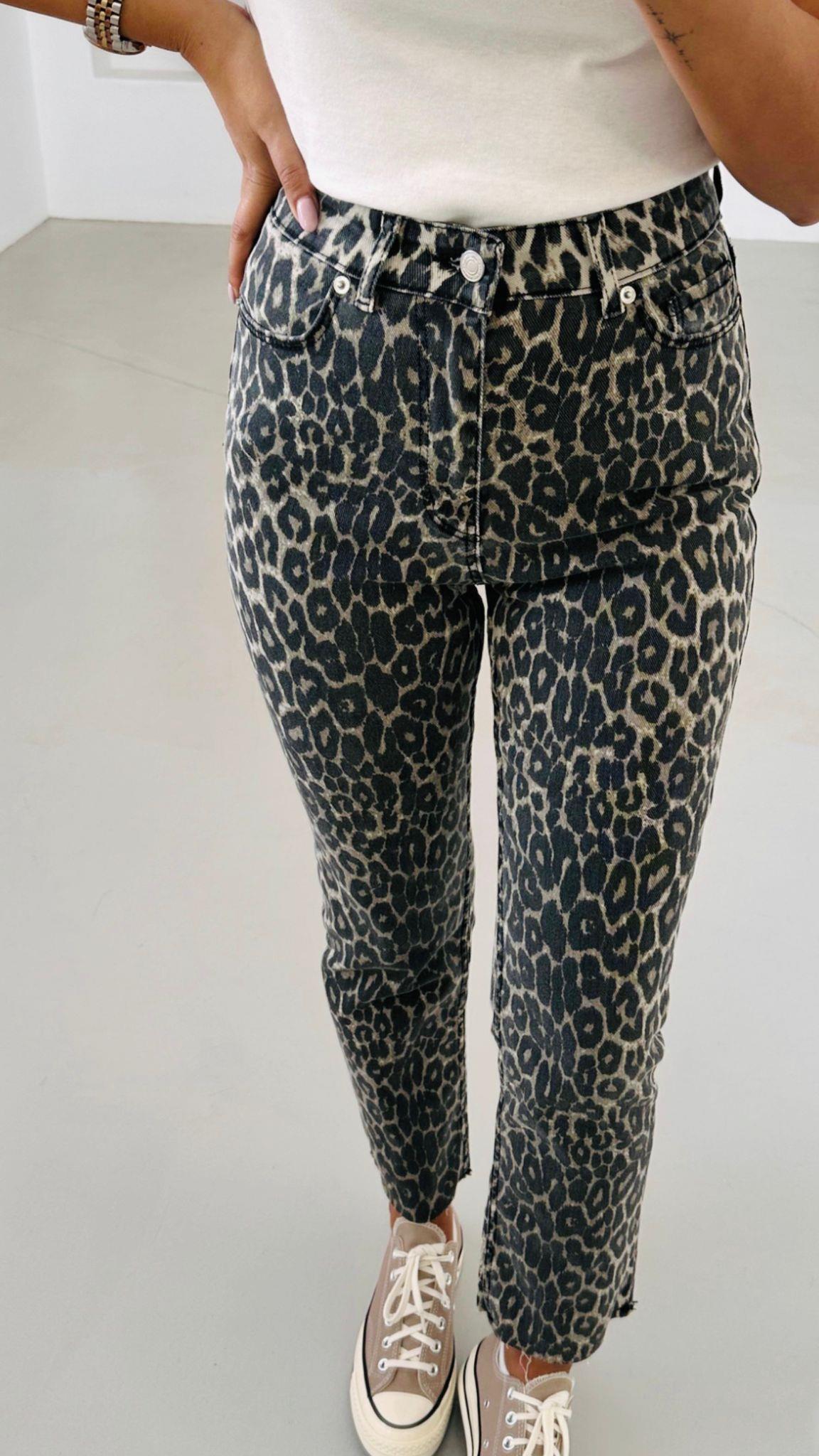Paçası Kesik Leopar Desenli Boyfit Jean Pantolon