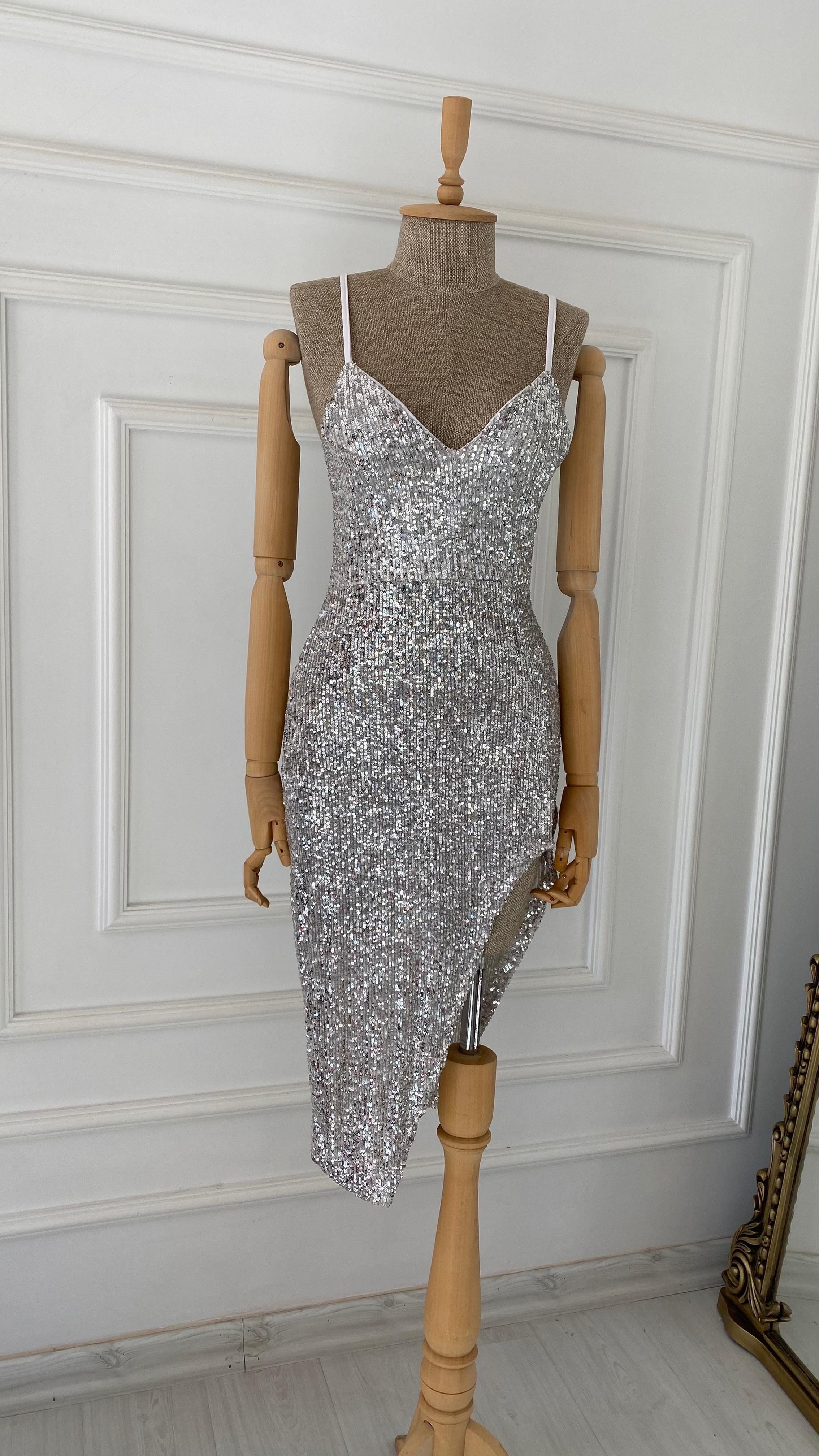 Payetli İp Askılı Gümüş Dekolteli Elbise