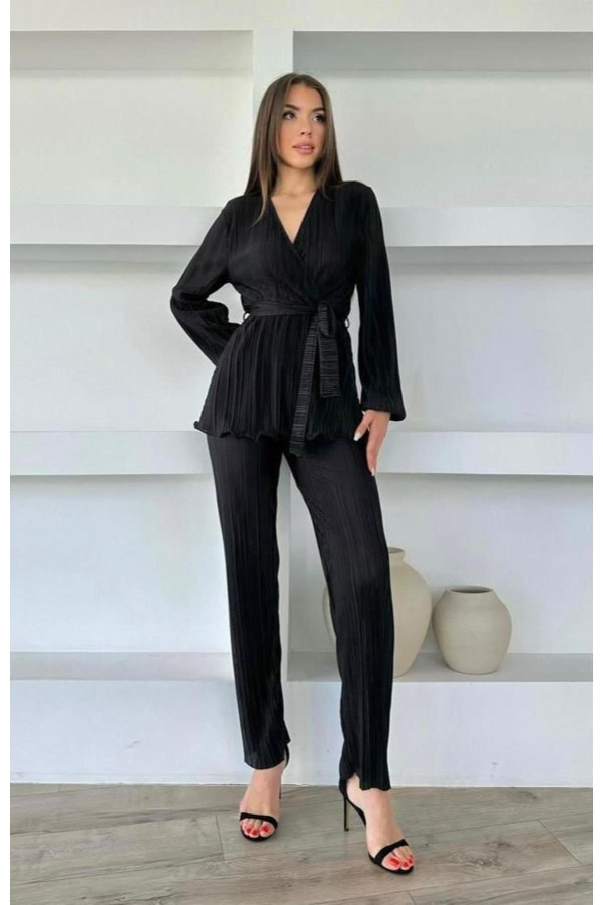 Piliseli Kuşaklı Siyah Takım