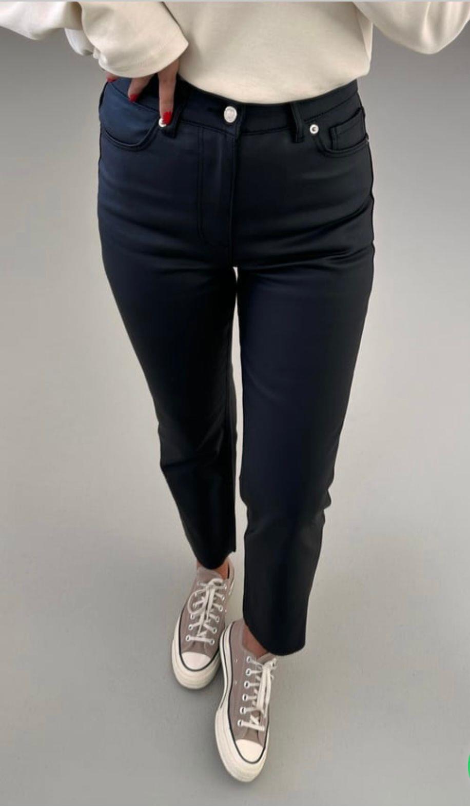 Siyah Paçası Kesik Mumlu  Boyfit Jean Pantolon