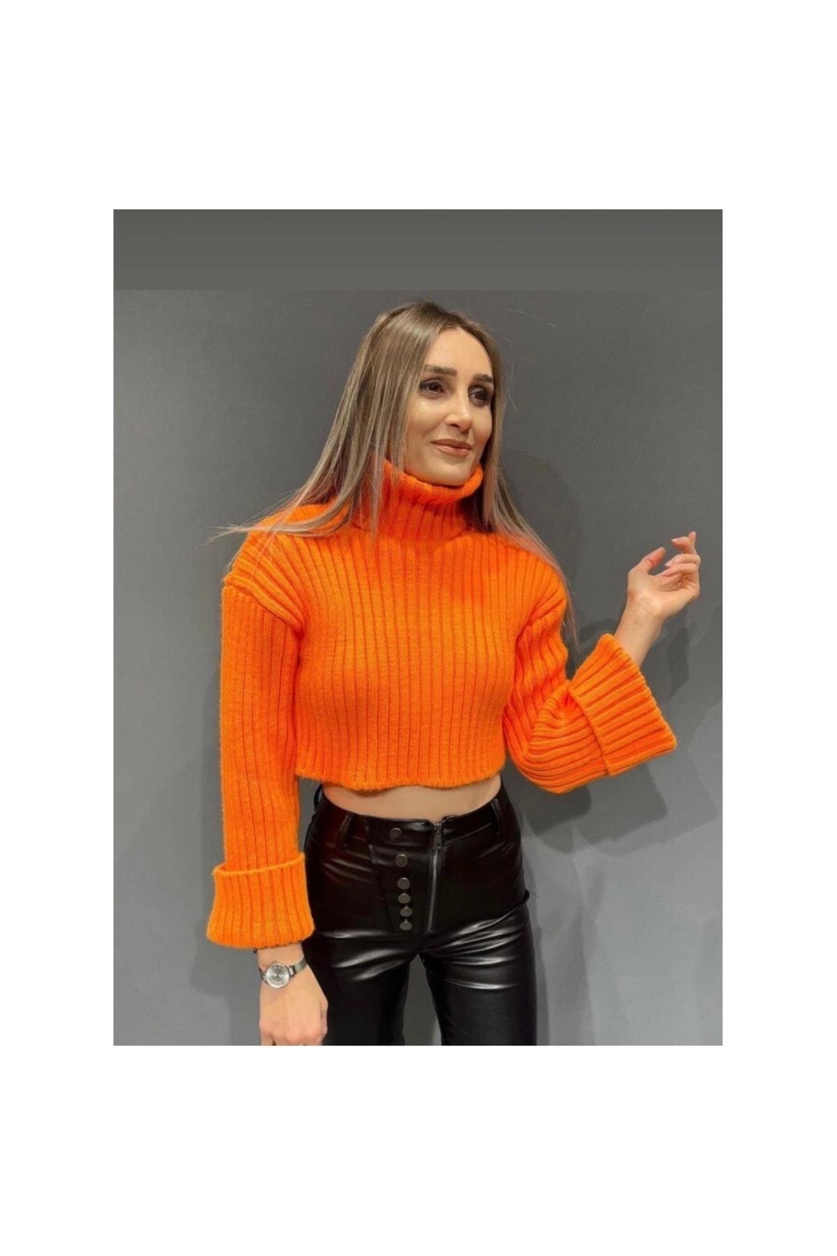 Turuncu Boğazlı Triko Kazak