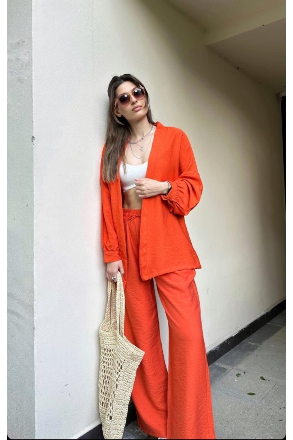 Turuncu Kimonolu Takım