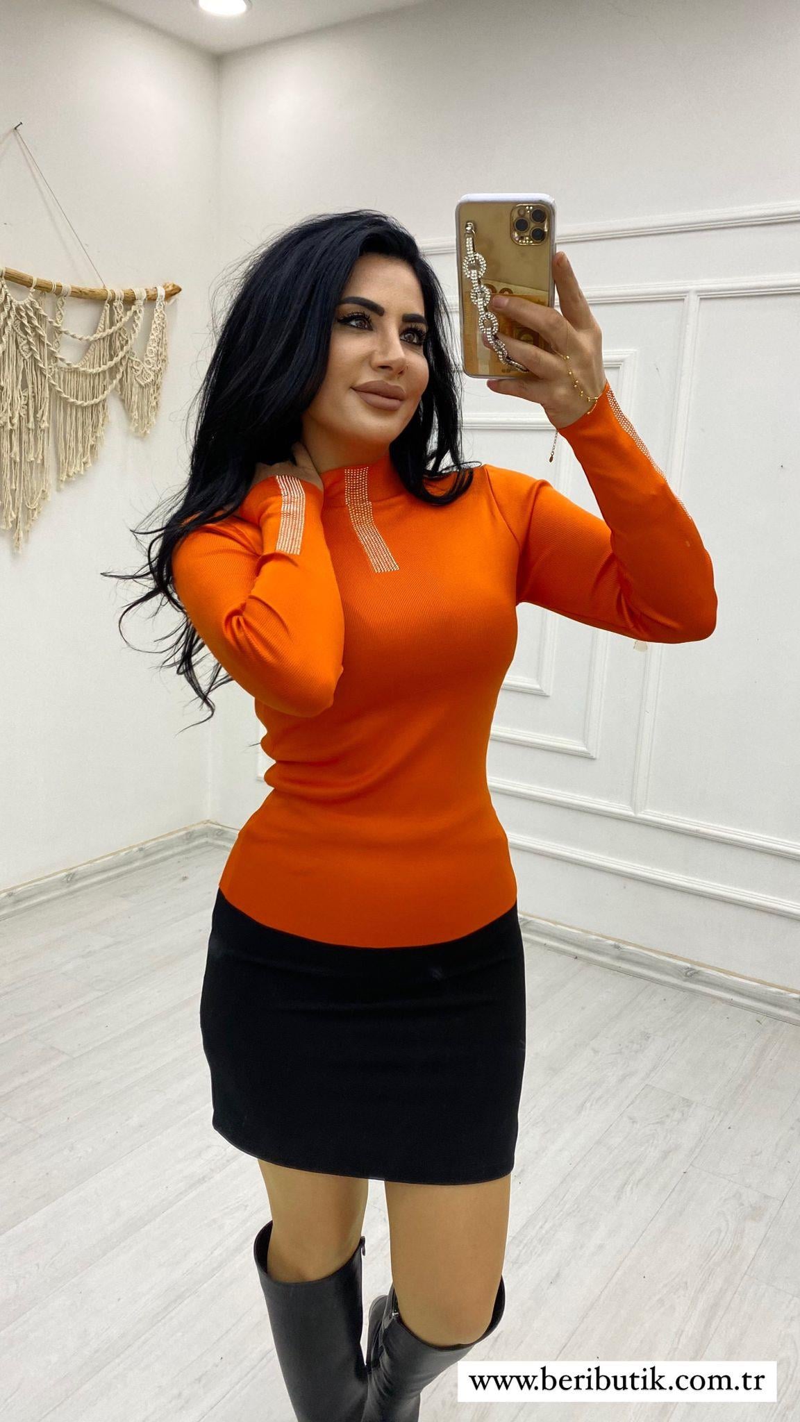 Turuncu Parıltılı Taşlı Yarım Boğazlı Triko Bluz