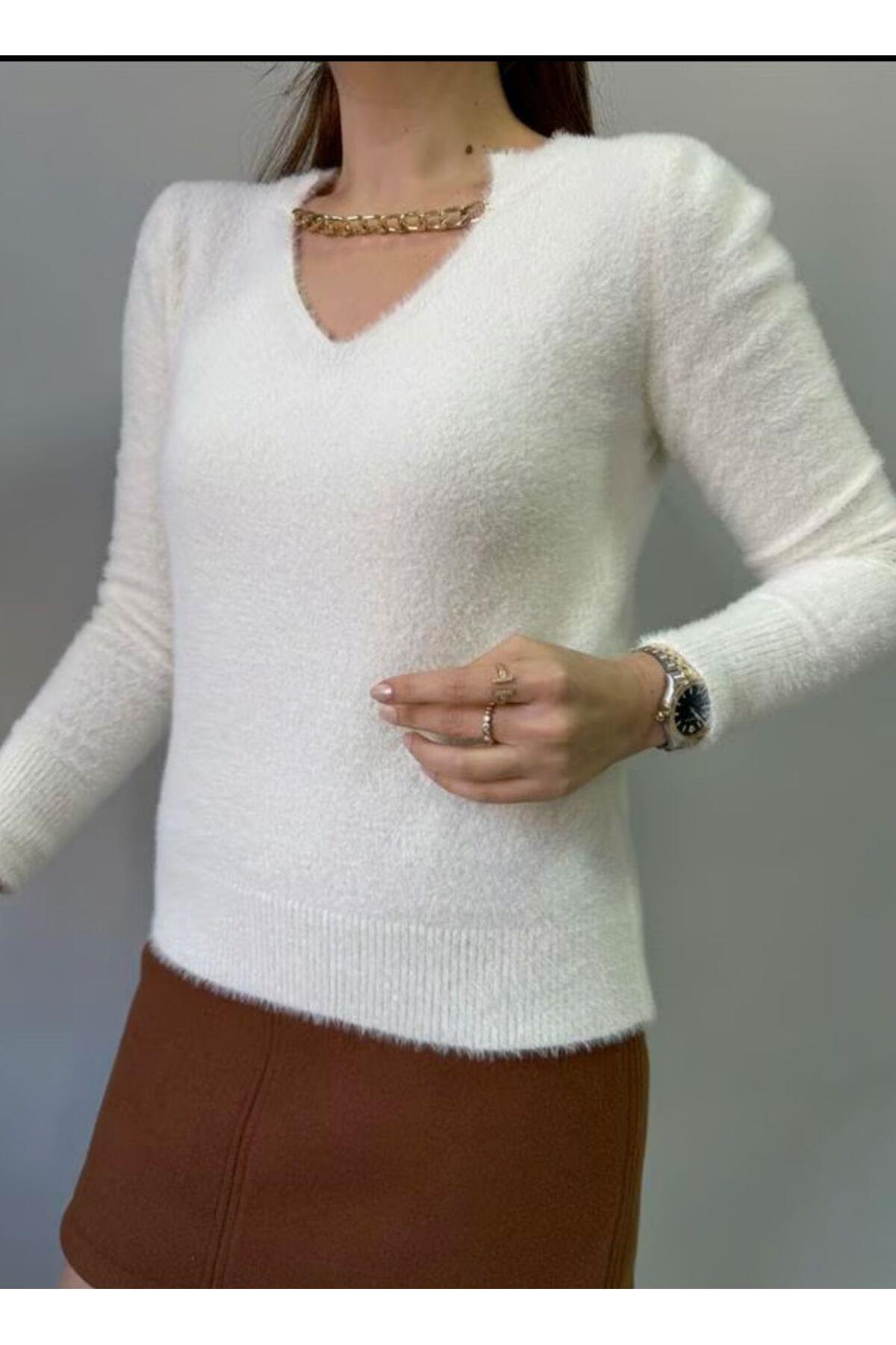 Zincir Detaylı Kırık Beyaz Kazak