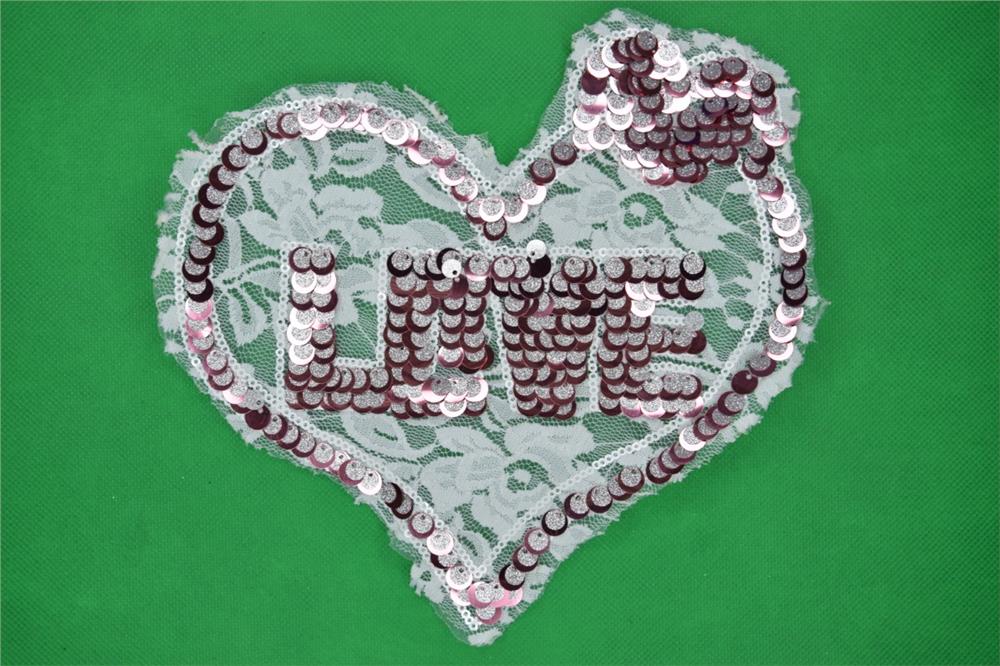 Love Yazılı Kalp Şeklinde Aksesuar
