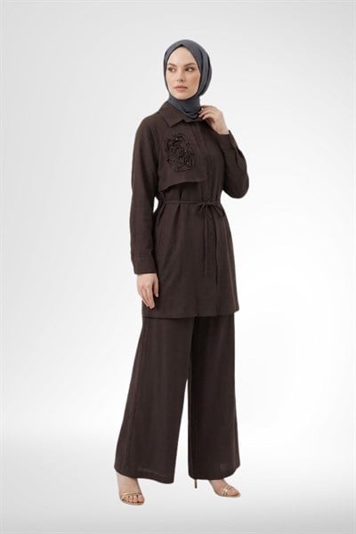 Armine Trend Gülü Taş İşlemeli Pantolonlu Takım Kahverengi 26YT652