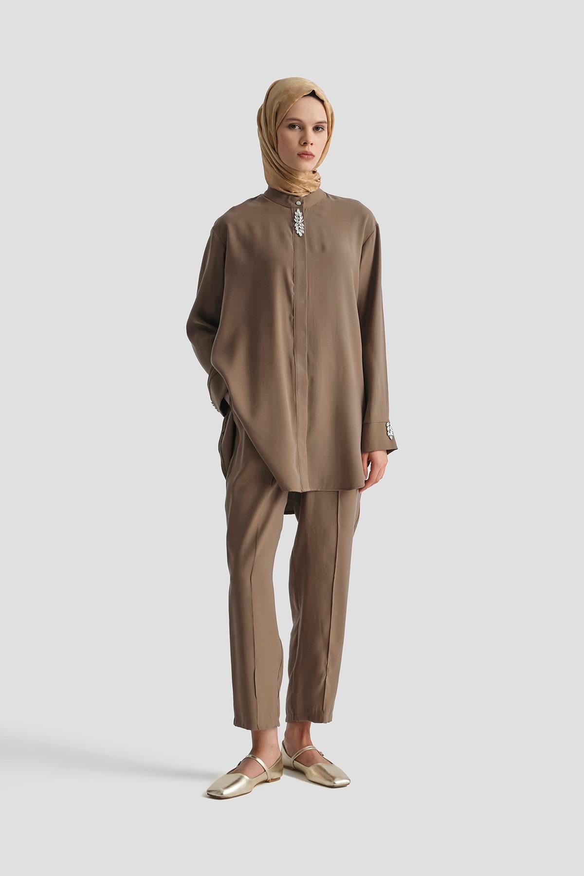 ARMİNE TREND Taş Detaylı Gizli Düğmeli Pantolonlu İkili Takım-Camel 25YT6108