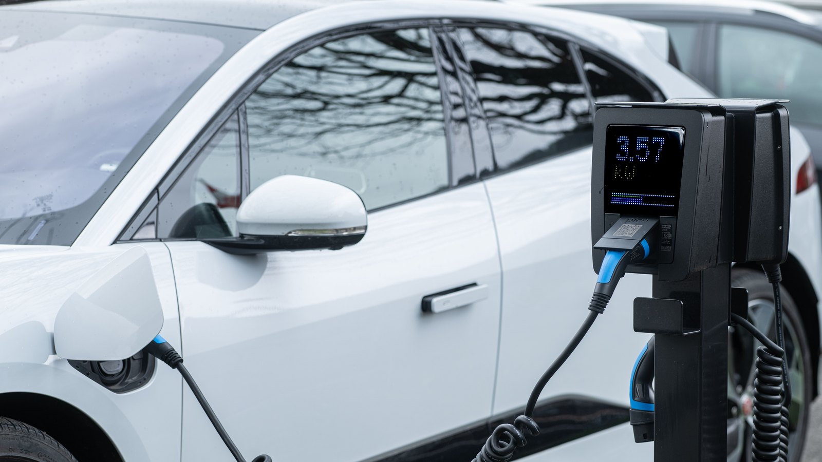 Tip 2 kabloyla AC şarj ünitesine bağlı beyaz elektrikli araç