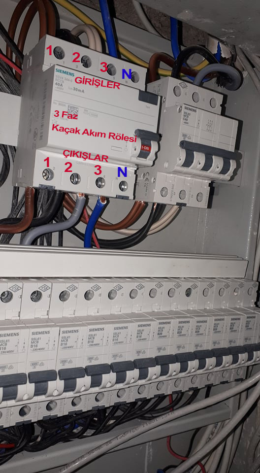 Ev elektrik panosunda sigortalar ve kaçak akım rölesi